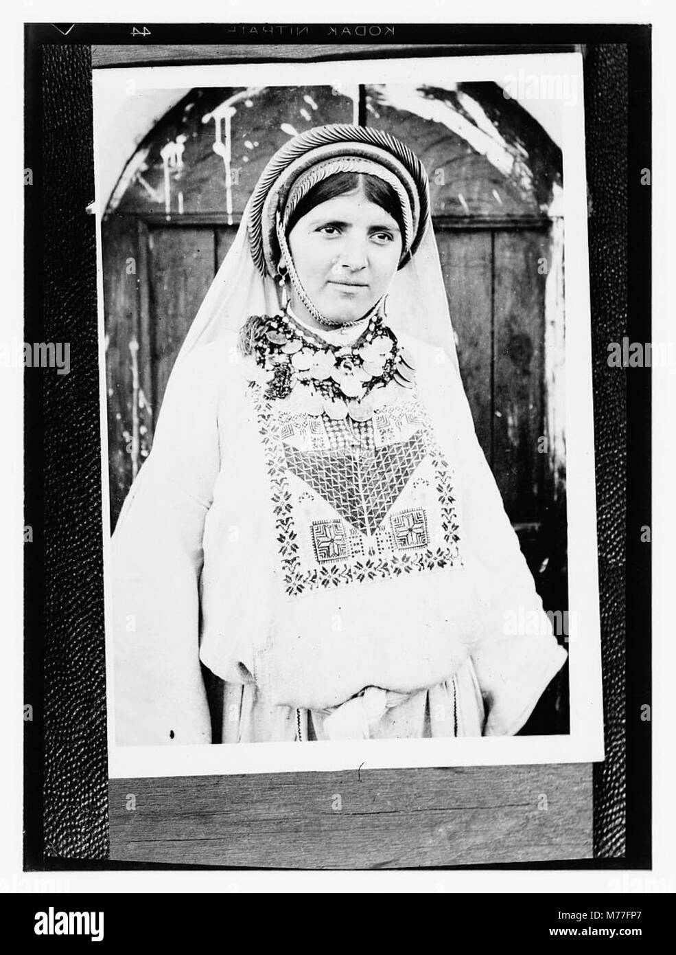 Dieses Bild zeigt eine Frau in traditioneller arabischer Kleidung, die kulturelle Kleidung der arabischen Welt hervorhebt. Das Foto fängt die Schönheit und Eleganz der Kleidungsstücke ein. Stockfoto
