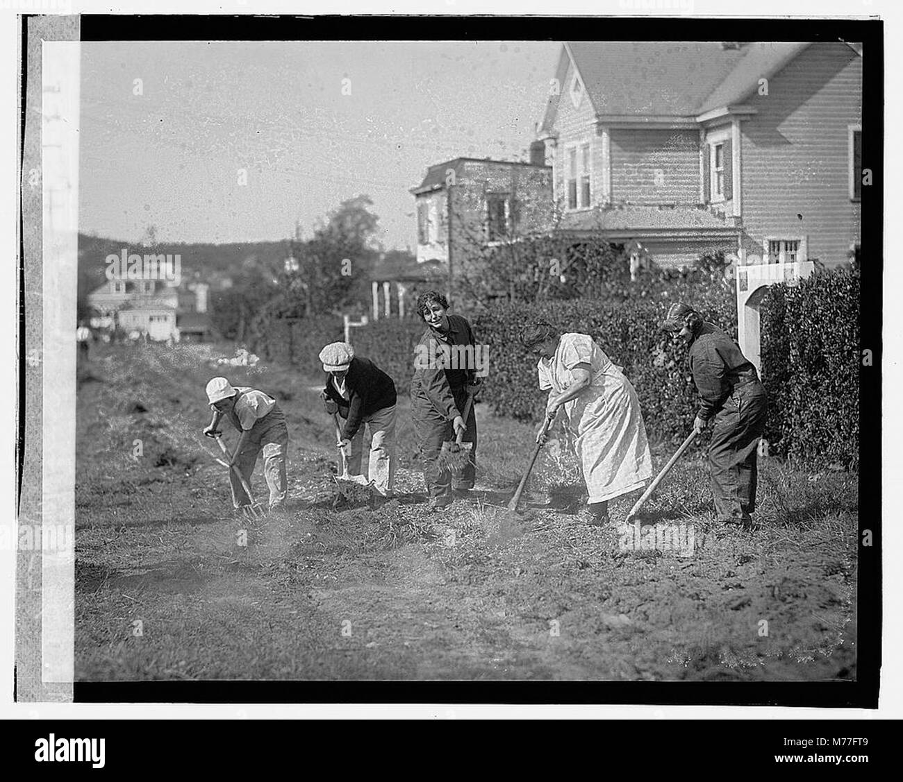 Eine Fotografie von Frauen, die in den Streben eines Gebäudes arbeiten, die ihre Rolle im Bau während des frühen 20. Jahrhunderts betonen. Das Bild zeigt ihren Beitrag zur Arbeit und zur Bauindustrie. Stockfoto