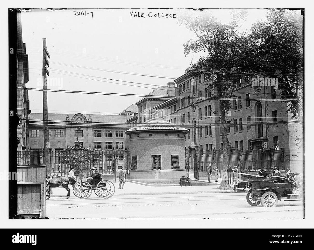 Ein Foto des Yale College, einer Universität der Ivy League in New Haven, Connecticut. Das Bild zeigt die historische Architektur und den prestigeträchtigen Status der Institution. Stockfoto