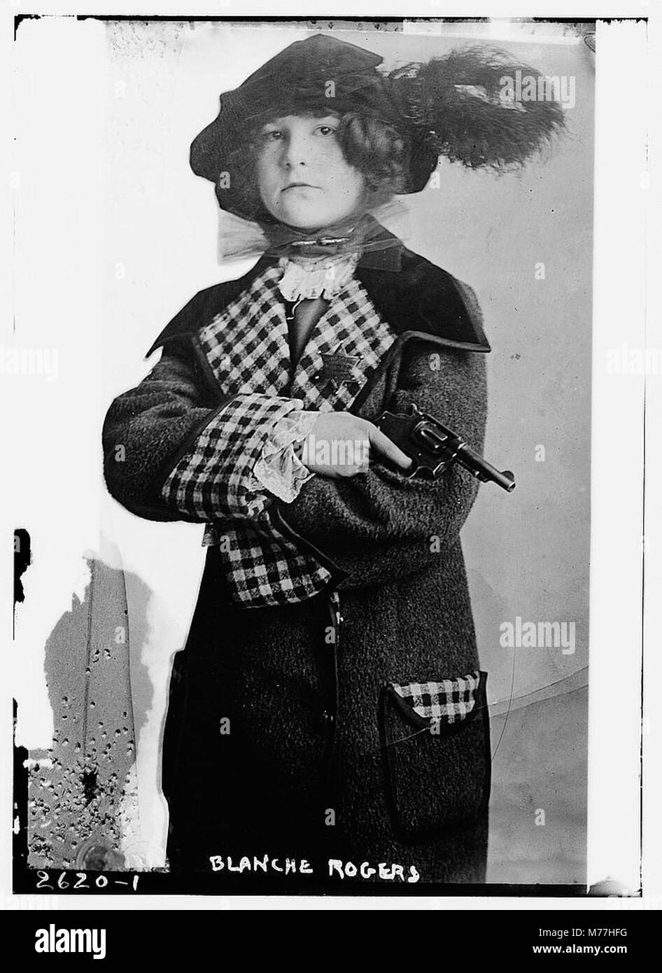 Das Bild zeigt Blanche Rogers in der Hand einer Pistole, die eine historische Darstellung einer weiblichen Figur aus dem frühen 20. Jahrhundert bietet. Stockfoto