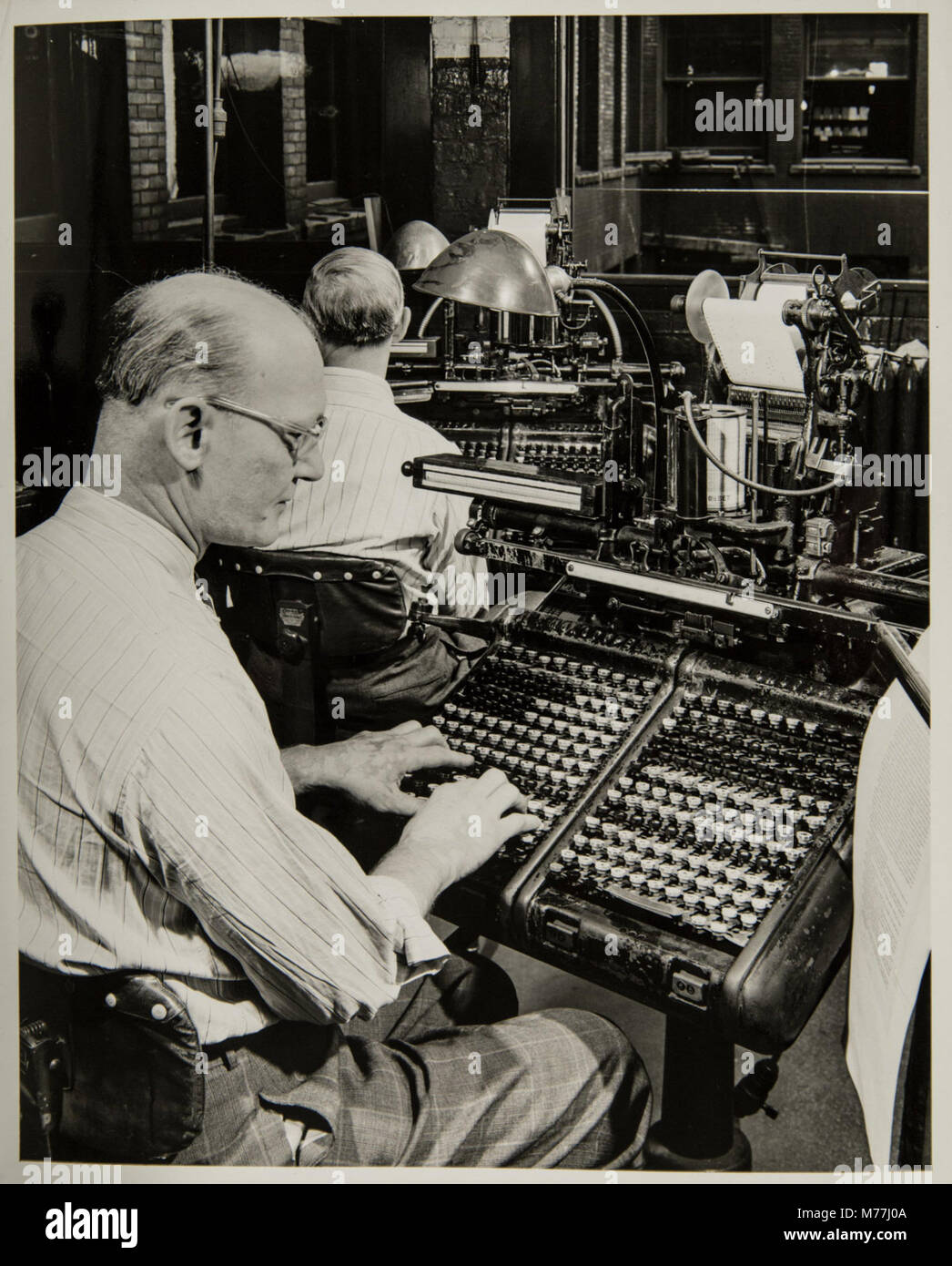 Die Buchherstellung umfasst den Schriftsatz, einen entscheidenden Schritt im Veröffentlichungsprozess. Beim Satzen von Schriften werden Text und Illustrationen für den Druck angeordnet, um die richtige Formatierung und das Design der veröffentlichten Materialien sicherzustellen. Stockfoto