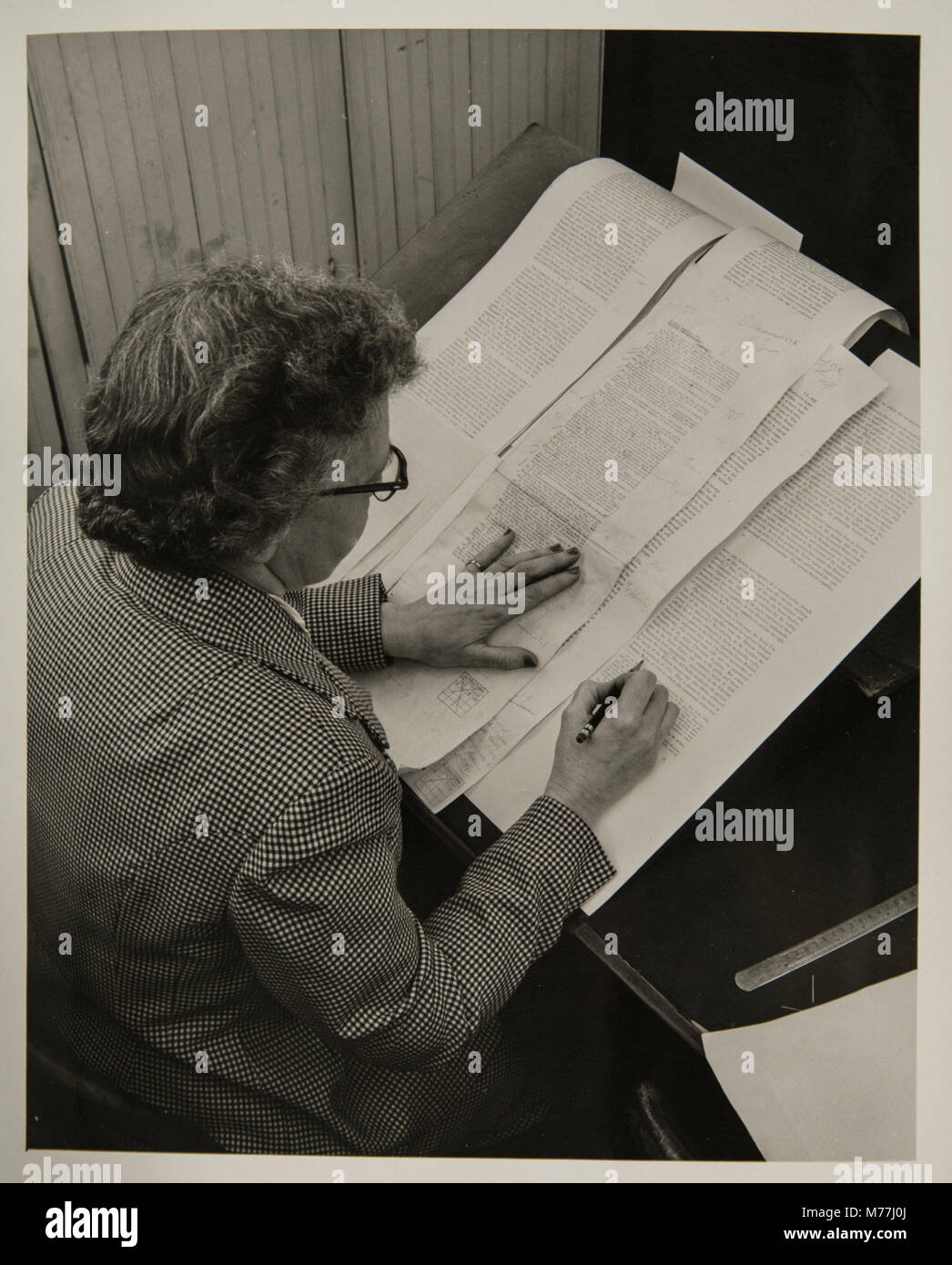 In diesem Bild wird die Schrift in der Buchherstellung dargestellt, die den detaillierten Prozess der Anordnung von Text und Bildern für den Druck darstellt. Diese Methode war für die Buchherstellung in den frühen Phasen des Druckens von entscheidender Bedeutung. Stockfoto