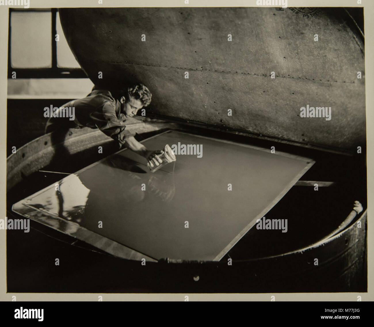 Ein Bild, das den Prozess der Buchherstellung darstellt, wobei der Schwerpunkt auf der Verwendung einer Kamera und der Plattenherstellung liegt. Dies ist Teil des Druckproduktionsprozesses in der Buchindustrie. Stockfoto