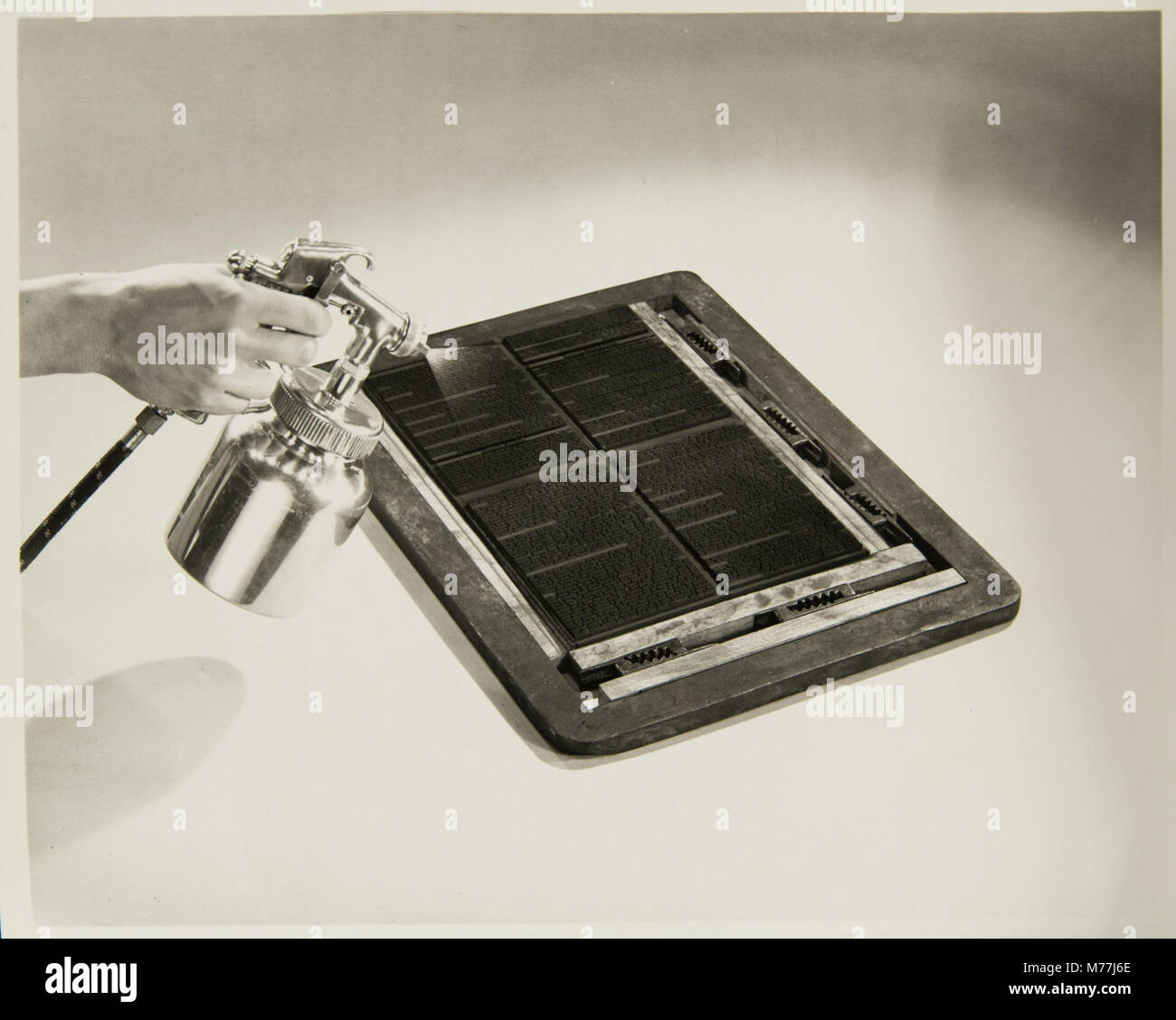 Diese Abbildung zeigt den Rantone-Prozess, eine Technik zur Buchherstellung, die in der Druckindustrie eingesetzt wurde. Das Foto zeigt den Prozess in Aktion und unterstreicht seine Rolle bei der Buchproduktion. Stockfoto