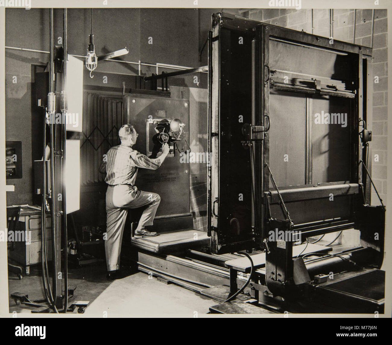 Die Abbildung zeigt den Prozess der Buchherstellung mit Bogenoffsetdruck. Das Foto zeigt die Maschinen und Technologien, die für den Buchdruck in der Verlagsbranche verwendet werden, und unterstreicht die Effizienz und technische Präzision dieser Druckmethode. Stockfoto