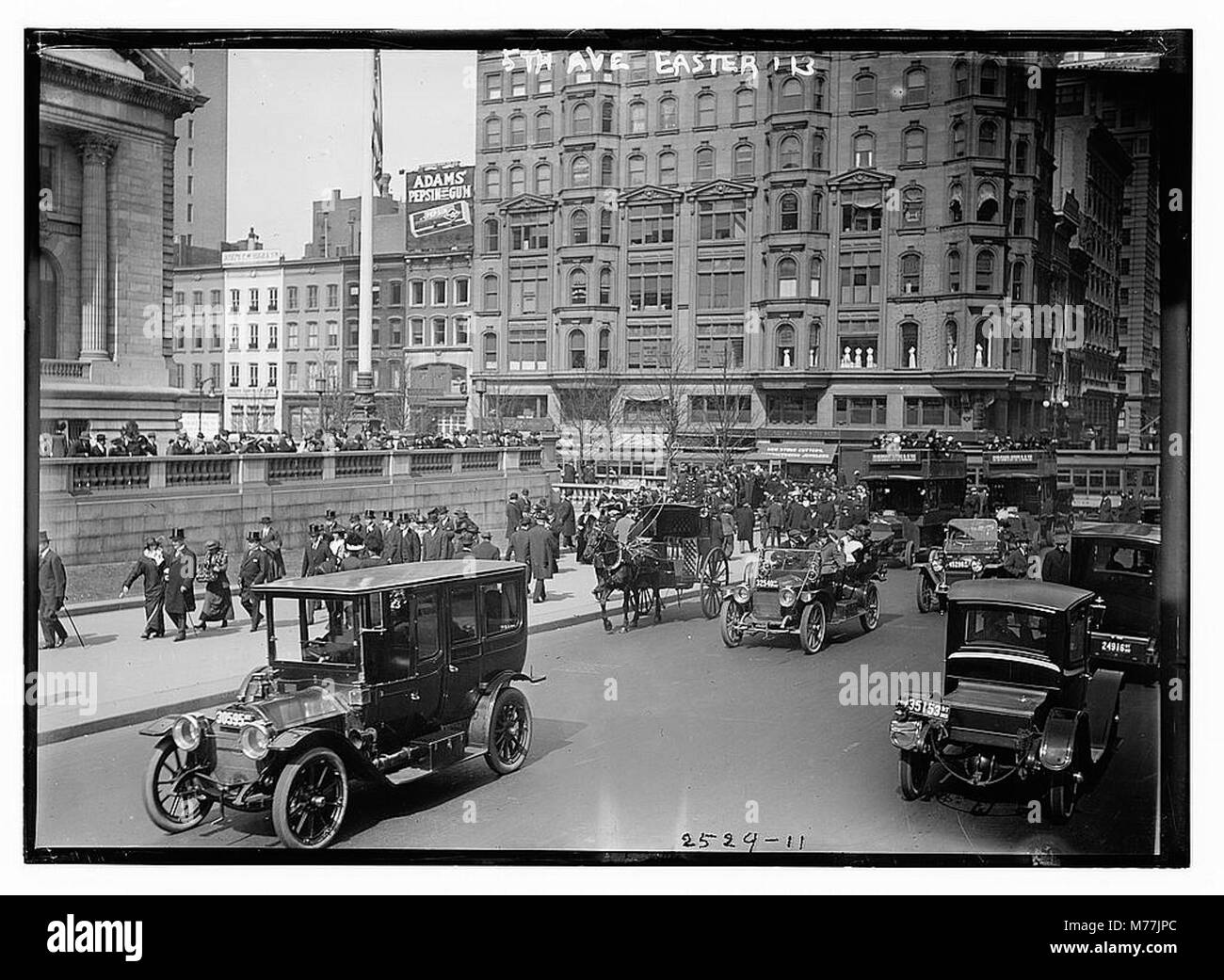 Ein Foto von der 5th Avenue in New York City während Ostern 1913, das das geschäftige Treiben der Stadt und die Feiertage festmacht. Stockfoto