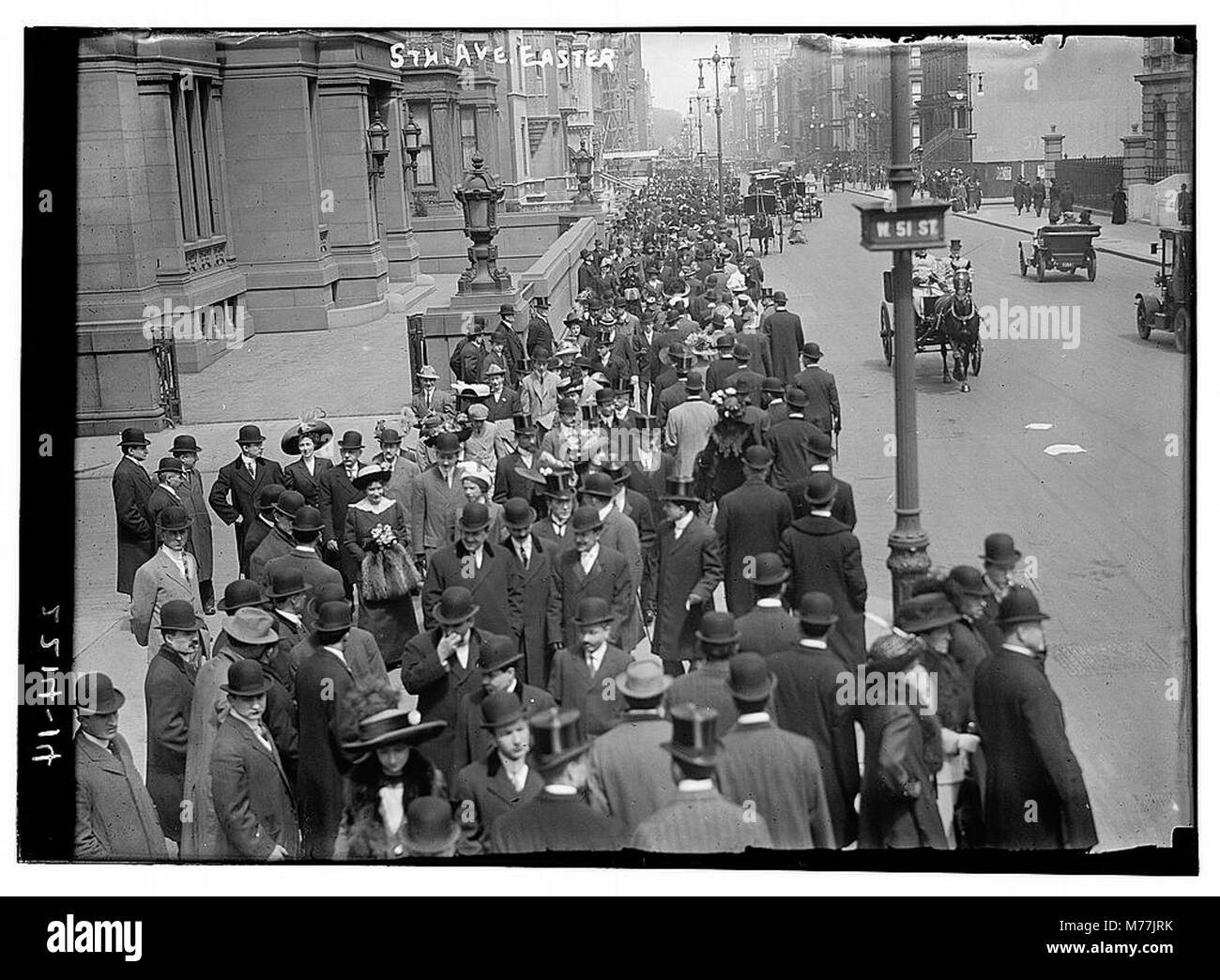Dieses Bild zeigt die Teilnehmer der Osterparade entlang der 5th Avenue in New York City, die eine beliebte Tradition in der amerikanischen Kultur des frühen 20. Jahrhunderts festgehalten hat. Stockfoto