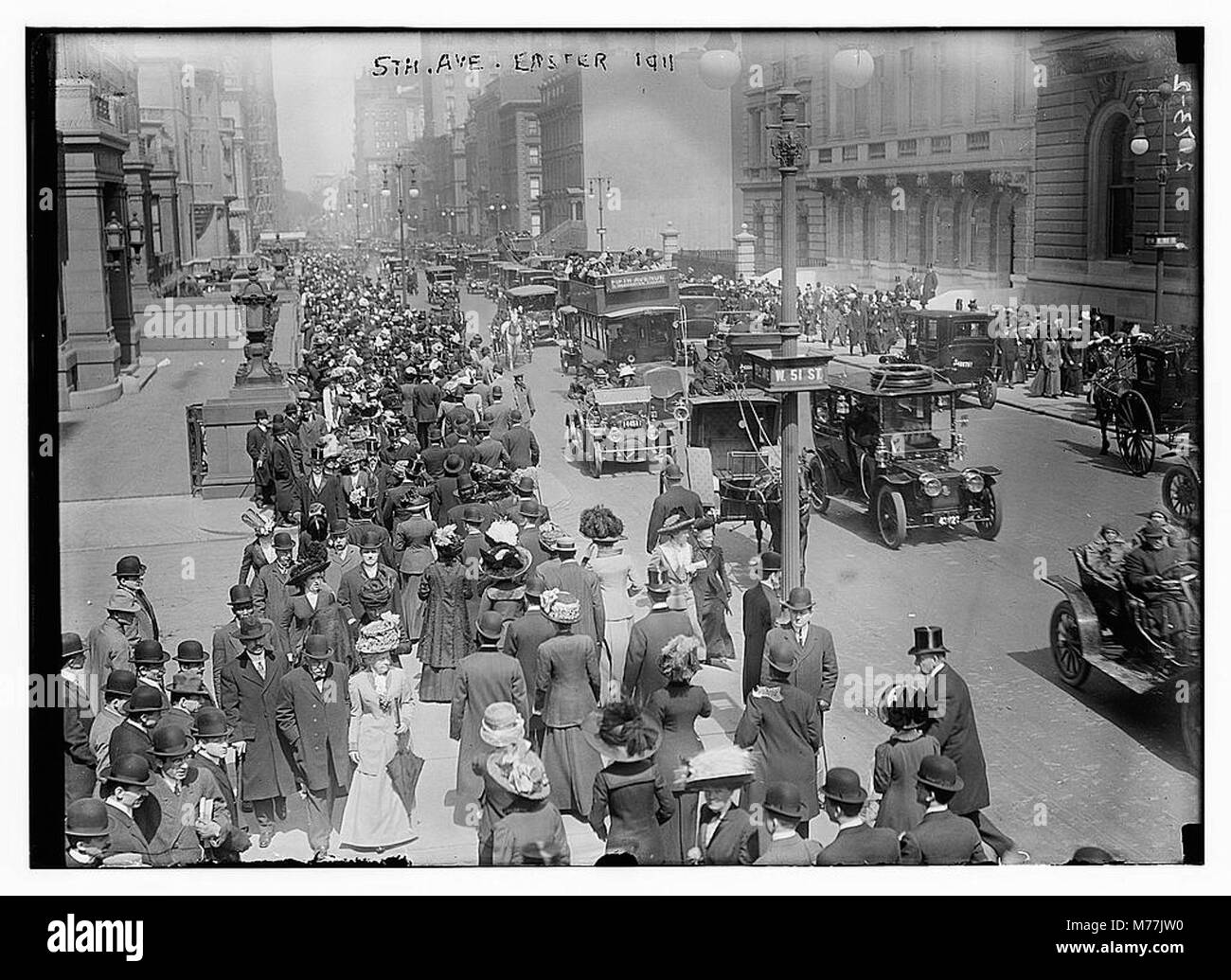 Ein Foto von der 5th Avenue zu Ostern 1911. Die belebte Straßenszene fängt die lebhafte Atmosphäre des New Yorks des frühen 20. Jahrhunderts ein. Stockfoto