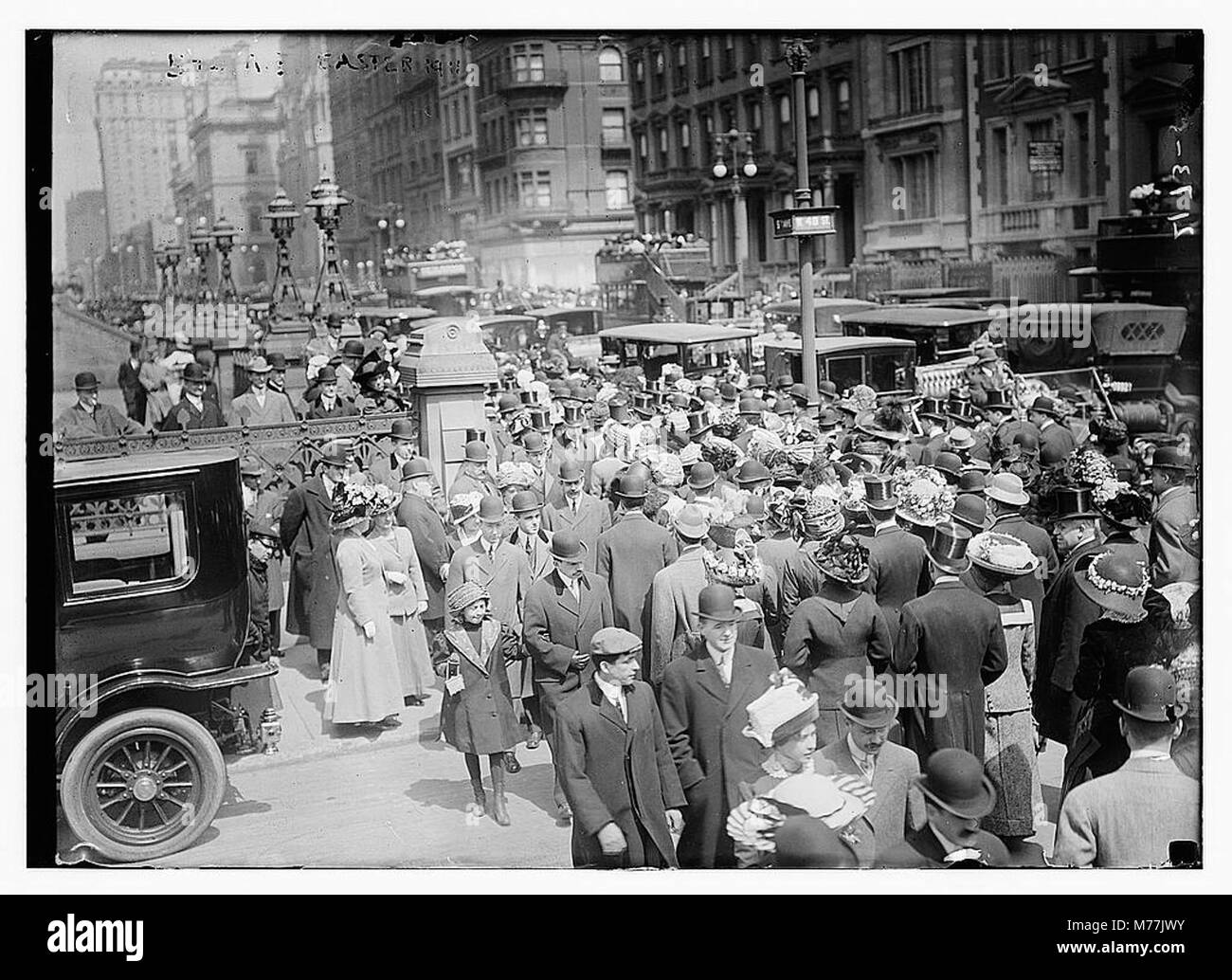 Dieses Foto von Ostern 1911 zeigt die geschäftige Szene entlang der 5th Avenue in New York City und fängt die lebhafte Atmosphäre und Modetrends des frühen 20. Jahrhunderts ein. Stockfoto