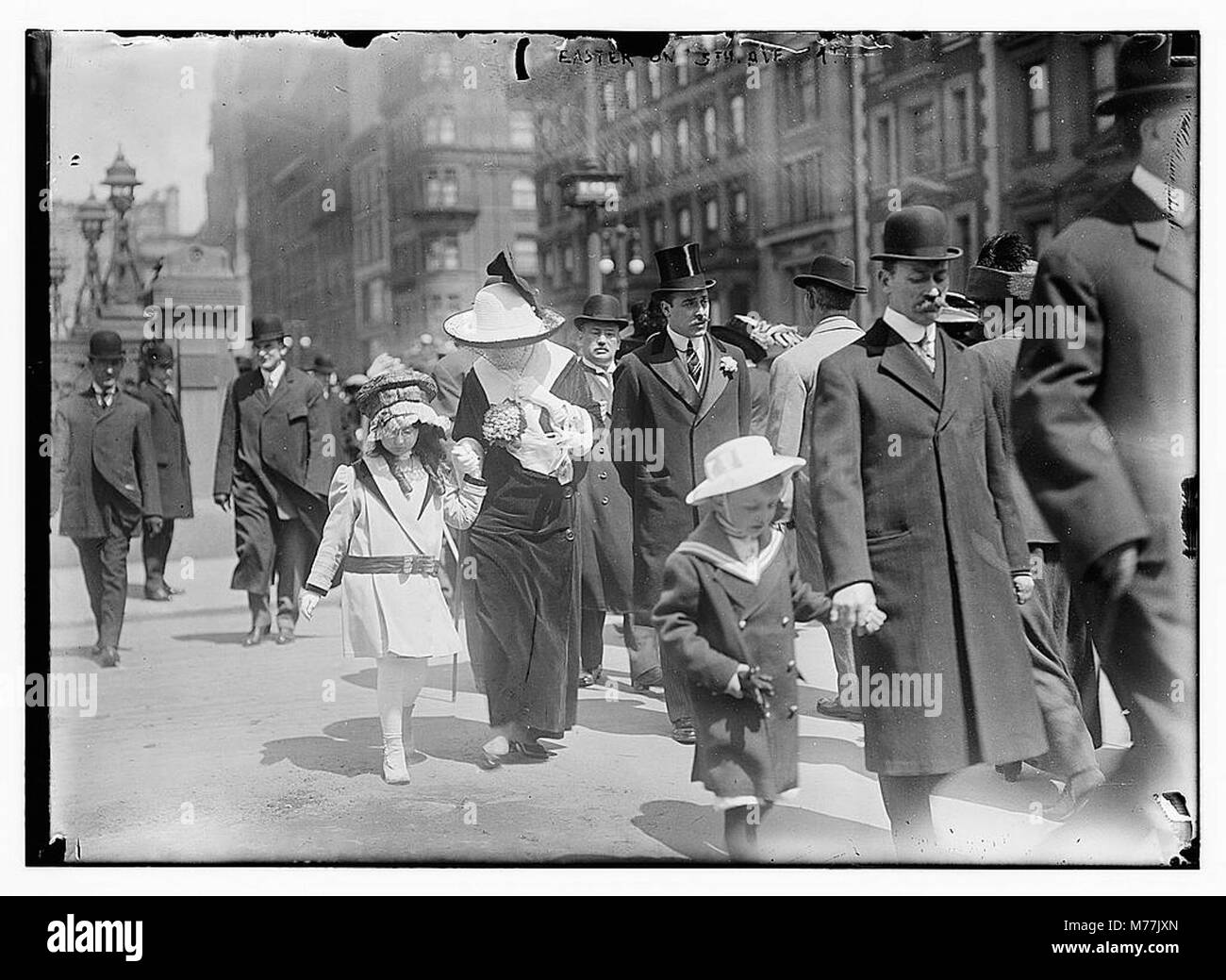 Ein Vintage-Foto auf der 5th Avenue während Ostern 1911, das die Mode und soziale Atmosphäre von New York City zu dieser Zeit zeigt. Stockfoto