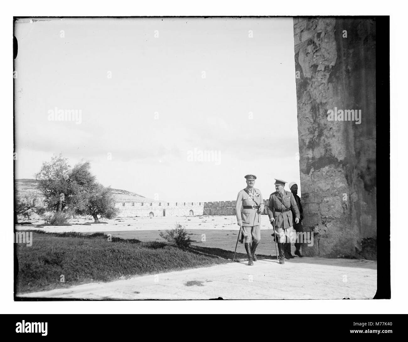 Dieses Foto zeigt britische Offiziere auf dem Tempelberg in Jerusalem, nahe der nordöstlichen Ecke der Al-Aqsa-Moschee. Das Bild zeigt die britische Präsenz in Jerusalem während des frühen 20. Jahrhunderts. Stockfoto