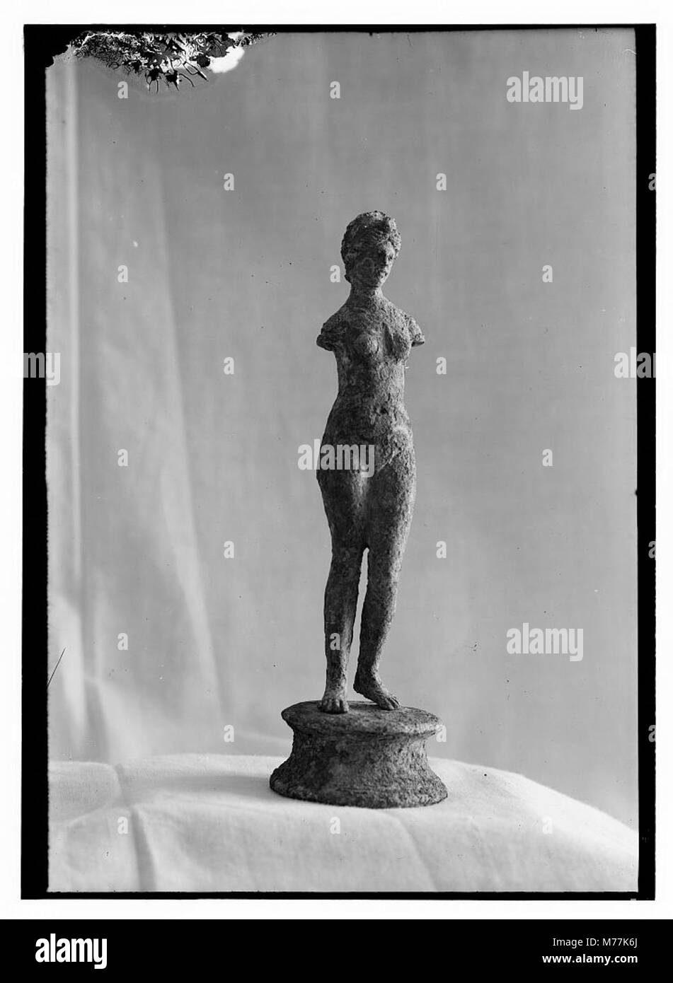 Eine Bronzestatue, die eine Frau darstellt, auf diesem Foto. Das Stück reflektiert die künstlerische Darstellung von Weiblichkeit in der Skulptur und zeigt die Interpretation von Form und Thema des Künstlers. Stockfoto