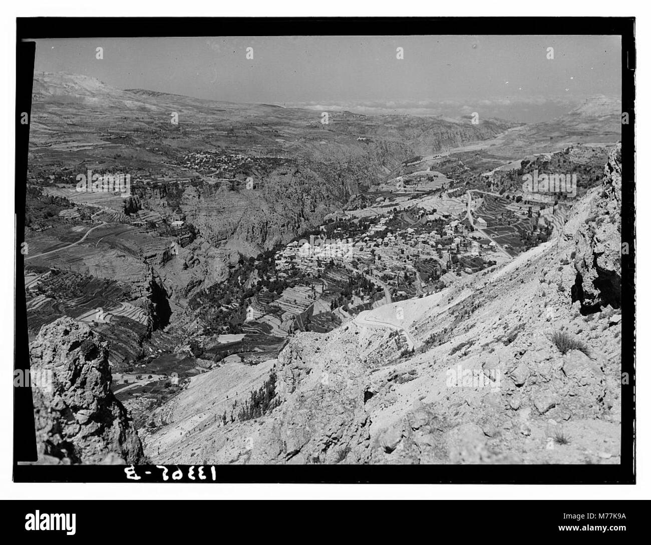 Ein Foto der Bshirreh-Schlucht, westlich der Zedern Gottes im Libanon. Das Bild zeigt die dramatische Naturlandschaft der Region. Stockfoto
