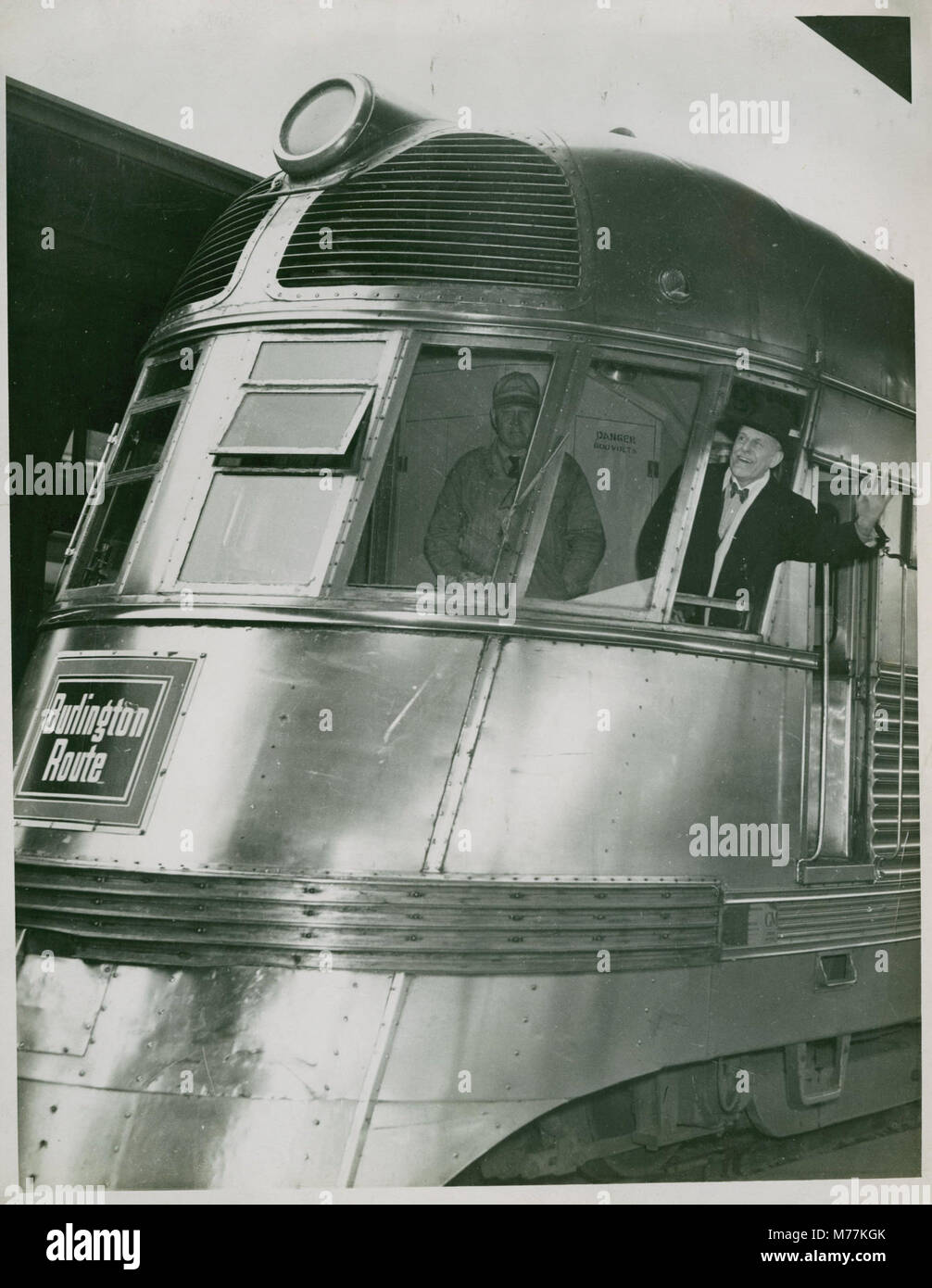 Burton Holmes, ein prominenter Reisefilmer und Fotograf, nahm verschiedene Reisen mit seinem Flugzeug Twin Zephyr auf. Das Bild spiegelt seine Beiträge zur frühen Luftfotografie und Reisedokumentation wider und zeigt seinen innovativen Ansatz zur Dokumentation der Welt. Stockfoto