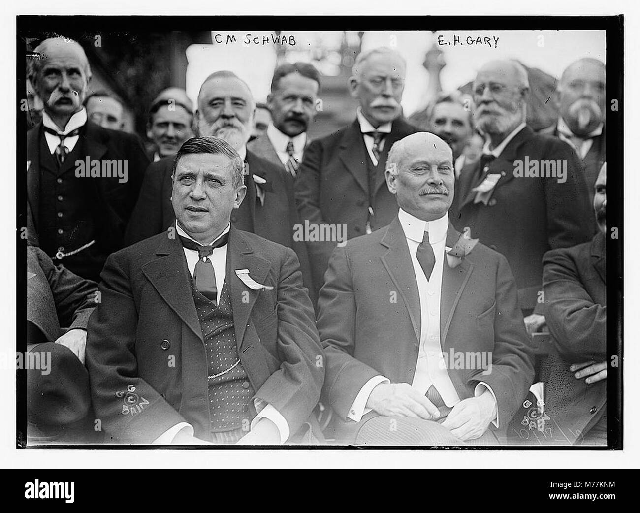 Eine Fotografie von C. M. Schwab und E. H. Gary, zwei einflussreichen Persönlichkeiten in der Stahlindustrie während des frühen 20. Jahrhunderts, zeigt ihre Führungsrolle in der amerikanischen Industrie. Stockfoto