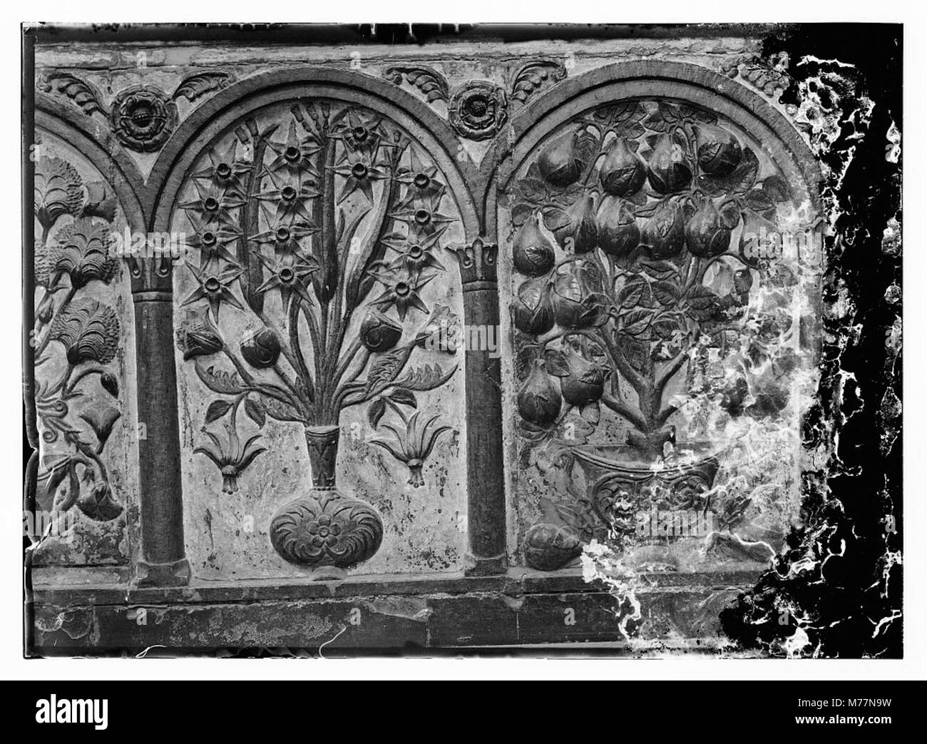 Eine Sammlung detaillierter Schnitzereien, die komplexe Handwerkskunst und künstlerisches Design zeigen. Das Bild hebt die feinen Details und die Kunstfertigkeit der Schnitzereien hervor. Stockfoto