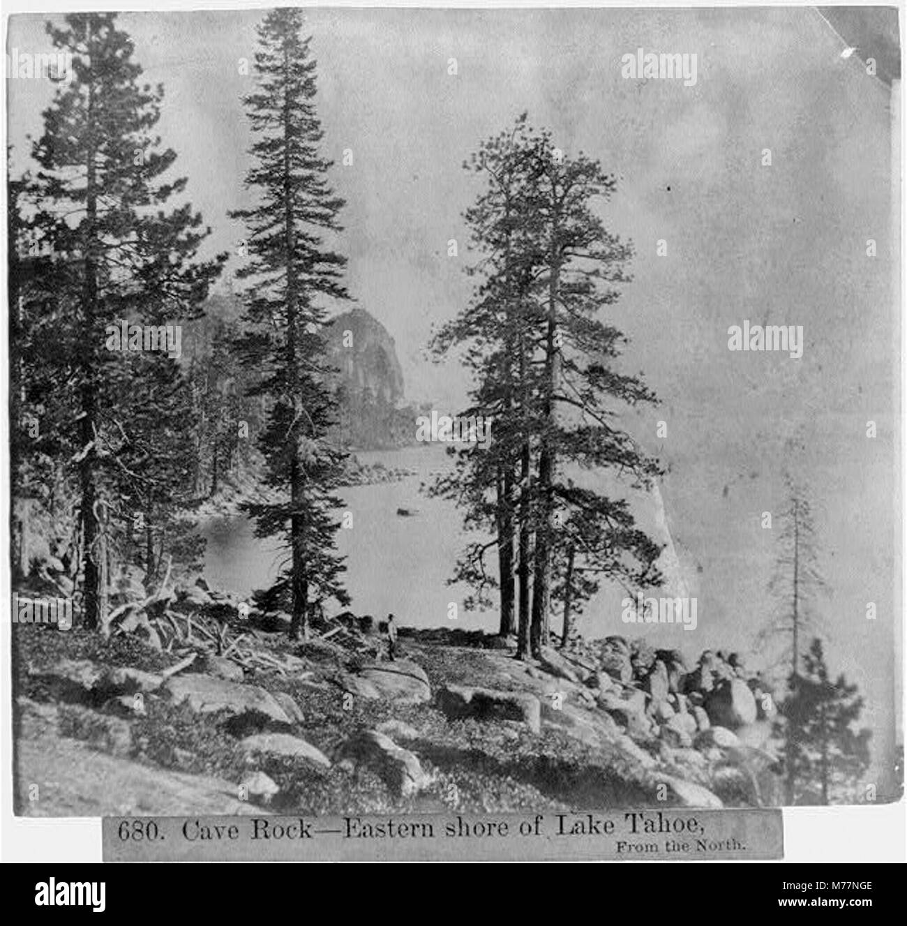 Dieses Bild zeigt den Cave Rock am Ostufer des Lake Tahoe und zeigt seine markanten geologischen Merkmale von einem nördlichen Aussichtspunkt aus. Der Felsvorsprung, bekannt für seine markante Form, ist ein bekanntes Wahrzeichen in der Region. Stockfoto