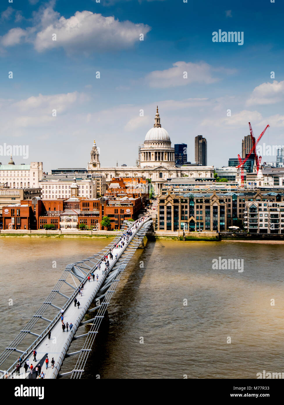 St. Paul's Cathedral, Millennium Bridge von der Tate Gallery, London, England, Vereinigtes Königreich, Europa Stockfoto