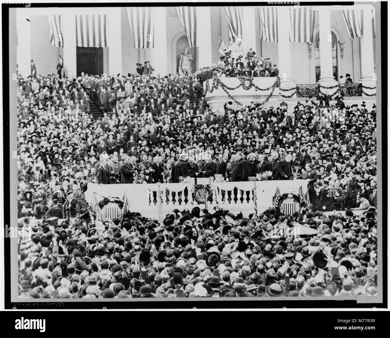 Chief Justice Edward D. Weiß die Verwaltung der Amtseid auf Woodrow Wilson auf der östlichen Vorhalle des U.S. Capitol, März 4, 1913 LCCN 00650961 Stockfoto