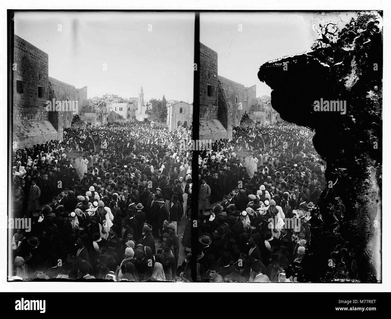 Eine religiöse Prozession in Bethlehem während der Weihnachtszeit. Das Foto fängt die Hingabe und kulturelle Bedeutung des Ereignisses ein und spiegelt die religiöse und historische Bedeutung des Ortes wider. Stockfoto