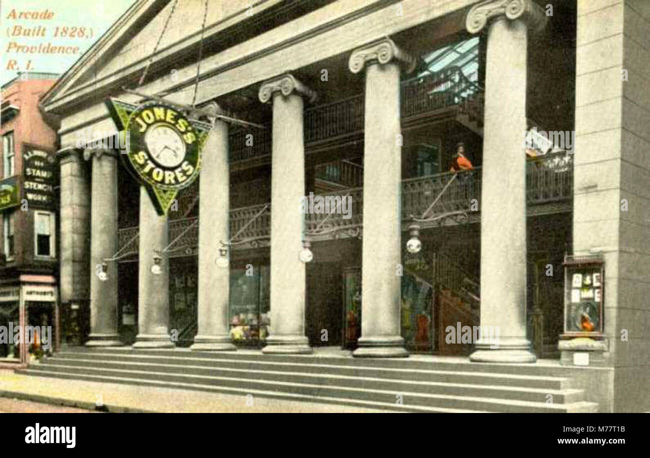 Eine Fotografie der 1828 erbauten Acarde, die die historischen Geschäfte von Jones hervorhebt. Das Gebäude repräsentiert die frühe amerikanische Geschäftsarchitektur und die Entwicklung des Einzelhandels. Stockfoto