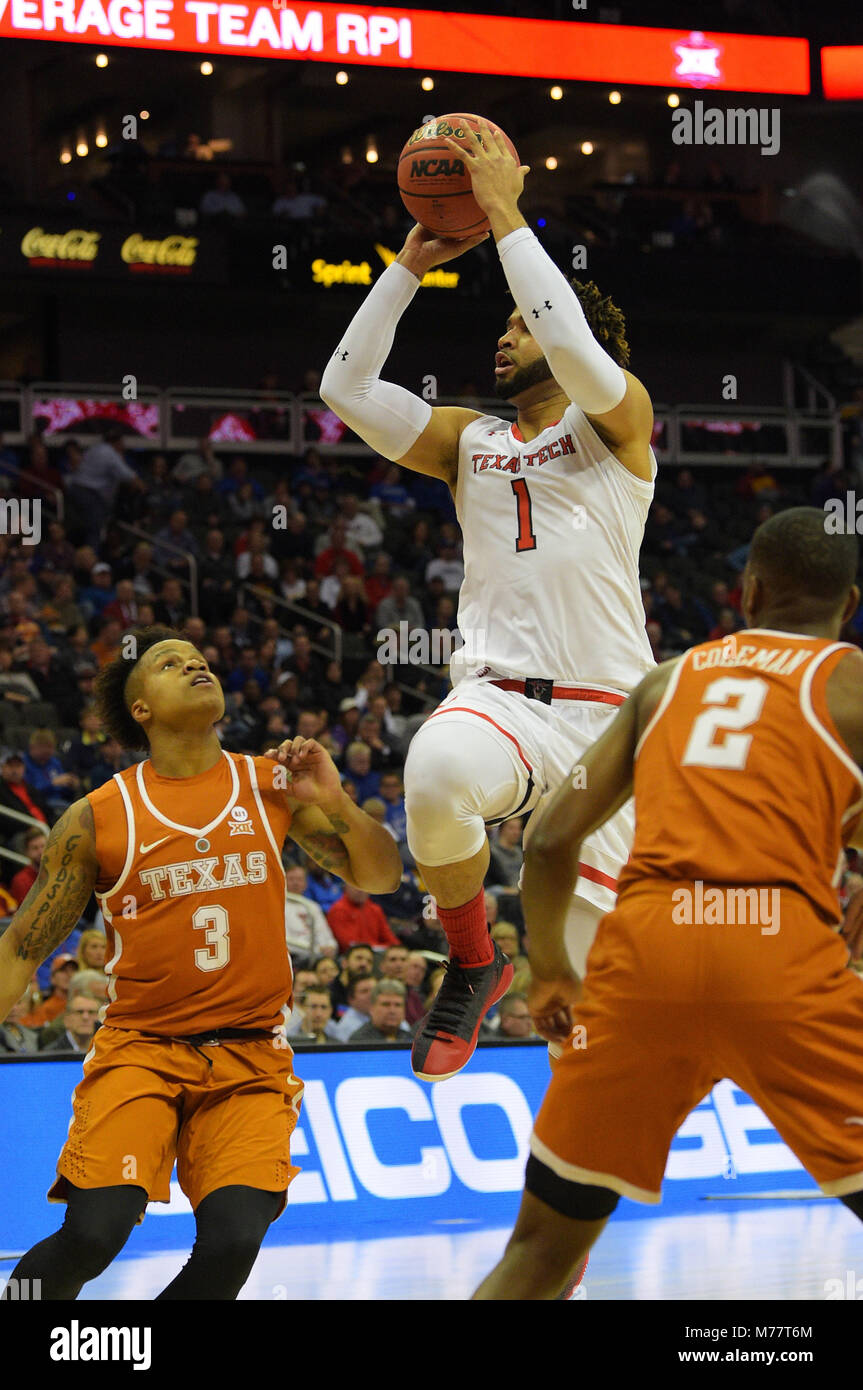 Kansas City, Missouri, USA. 08 Mär, 2018. Texas Tech-roten Räuber guard Brandone Francis (1) schießt ein Floß in die Spur während der 2018 Phillips 66 grosse 12 Men's Basketball-EM Viertelfinale Spiel zwischen der Texas Longhorns und der Texas Tech-roten Räuber an der Sprint Center in Kansas City, Missouri. Kendall Shaw/CSM/Alamy leben Nachrichten Stockfoto