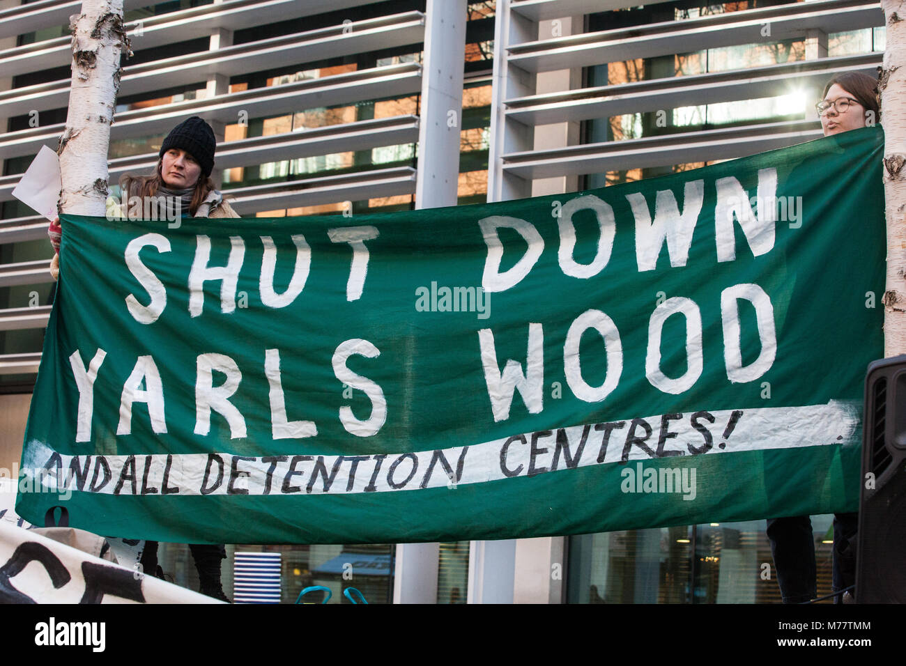 London, Großbritannien. 8. März, 2018. Frauen Protest außerhalb des Home Office am Internationalen Frauentag in Solidarität mit den Gefangenen in Yarl's Wood Immigration Detention Center, in dem überwiegend Frauen, im Hungerstreik seit dem 21. Februar und jetzt auch weigern, mit den Mechanismen der Inhaftierung zu kooperieren. Credit: Mark Kerrison/Alamy leben Nachrichten Stockfoto