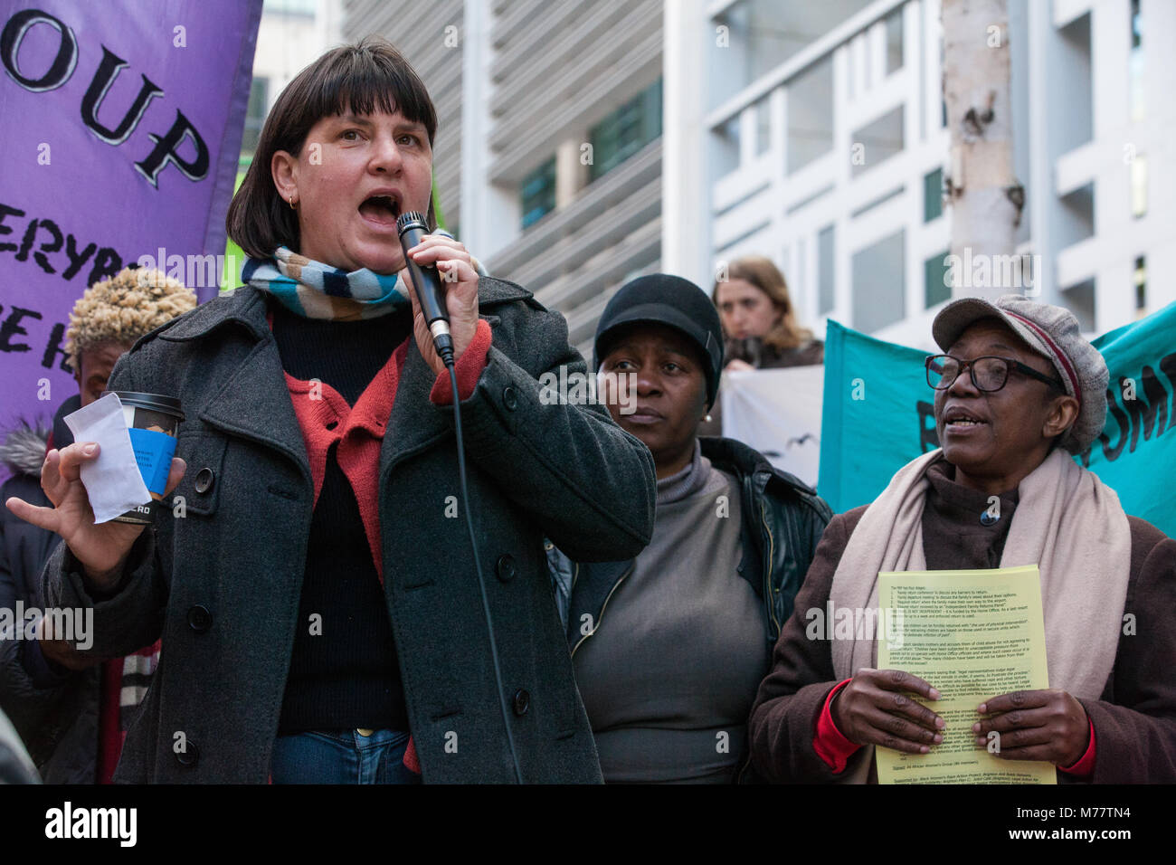 London, Großbritannien. 8. März, 2018. Frauen Protest außerhalb des Home Office am Internationalen Frauentag in Solidarität mit den Gefangenen in Yarl's Wood Immigration Detention Center, in dem überwiegend Frauen, im Hungerstreik seit dem 21. Februar und jetzt auch weigern, mit den Mechanismen der Inhaftierung zu kooperieren. Credit: Mark Kerrison/Alamy leben Nachrichten Stockfoto