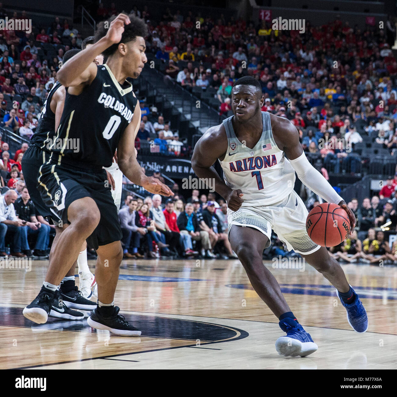 Mar 08 2018 Las Vegas, NV, USA Arizona guard Rawle Alkins (1) zählte 12 Punkte Antriebe an die Hoop während der NCAA Pac 12 Men's Basketball Turnier zwischen Colorado Buffaloes und Arizona-wildkatzen 83-67 gewinnen bei T-Mobile Arena Las Vegas, NV. Thurman James/CSM Stockfoto