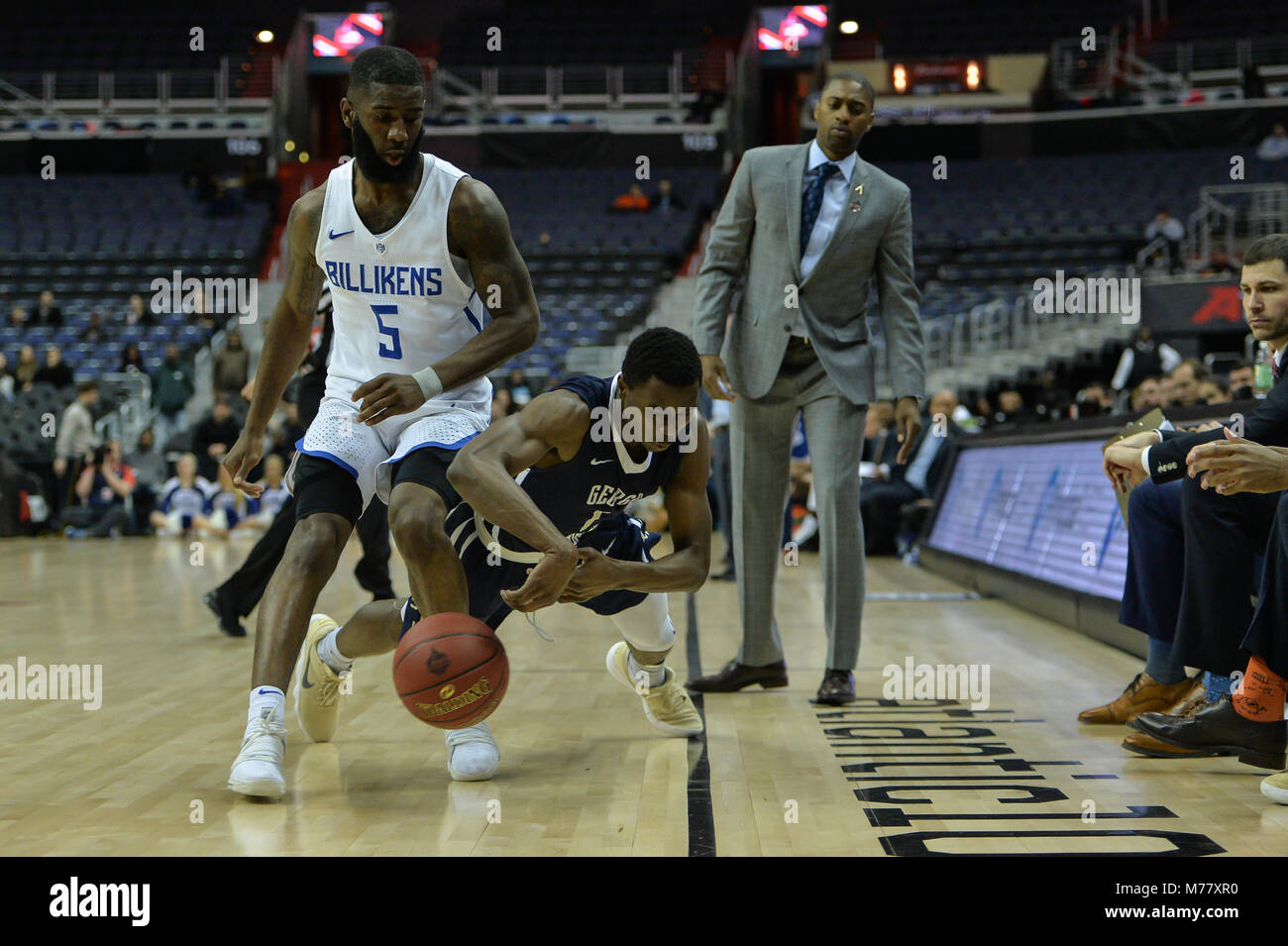 Washington, DC, USA. 8 Mär, 2018. TERRY NOLAN JR (1) Versuche, die Basketball in Grenzen, indem sie Sie um DAVELL ROBY (5) unter dem wachsamen Auge von George Washington Head Coach MAURICE JOSEPH während der zweiten Runde Spiel am Kapital einer Arena in Washington, DC gehalten zu halten. Credit: Amy Sanderson/ZUMA Draht/Alamy leben Nachrichten Stockfoto