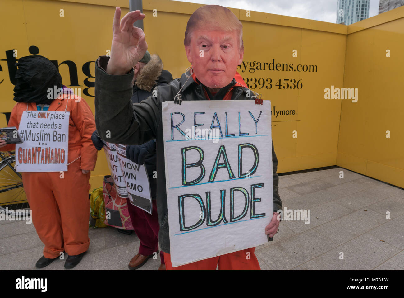 London, Großbritannien. 8. März 2018. Die Londoner Guantánamo Kampagne hielt die erste Ihrer monatlichen Proteste vor der US-Botschaft fordern die US-Gefangenenlager abgeschaltet werden und die übrigen 41 Gefangene freigelassen werden. Sie haben Proteste am Grosvenor Square US-Botschaft jeden Monat seit 2007. Sie sagen, dass mit dem Präsidenten der Trumpf plant zu halten Guantanamo zu öffnen und mehr Menschen möglicherweise senden gibt, ist es wichtig, gegen dieses schändliche Ungerechtigkeit zu stehen. Credit: Peter Marschall/Alamy leben Nachrichten Stockfoto