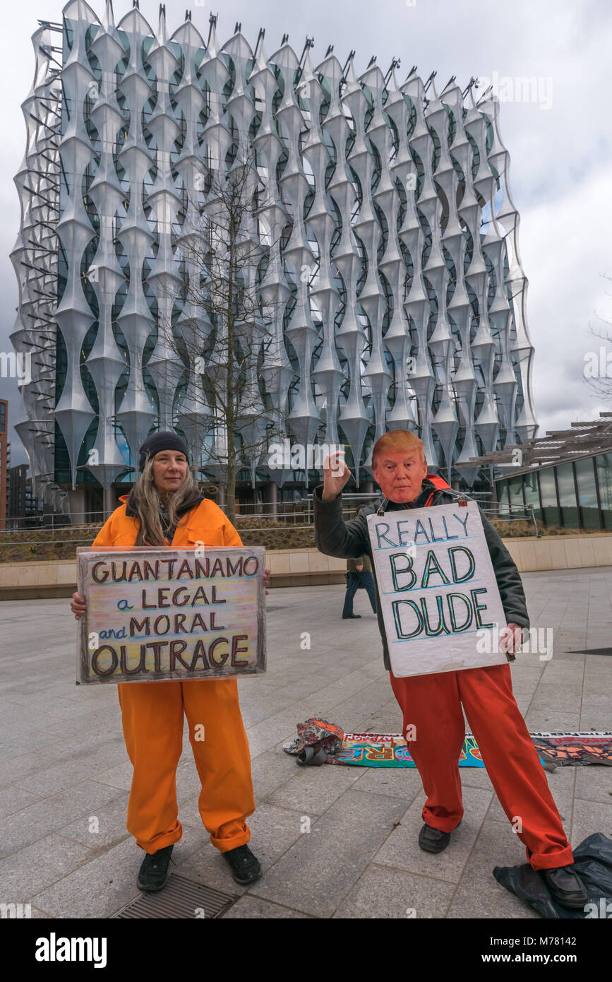 London, Großbritannien. 8. März 2018. Die Londoner Guantánamo Kampagne hielt die erste Ihrer monatlichen Proteste vor der US-Botschaft fordern die US-Gefangenenlager abgeschaltet werden und die übrigen 41 Gefangene freigelassen werden. Sie haben Proteste am Grosvenor Square US-Botschaft jeden Monat seit 2007. Sie sagen, dass mit dem Präsidenten der Trumpf plant zu halten Guantanamo zu öffnen und mehr Menschen möglicherweise senden gibt, ist es wichtig, gegen dieses schändliche Ungerechtigkeit zu stehen. Credit: Peter Marschall/Alamy leben Nachrichten Stockfoto