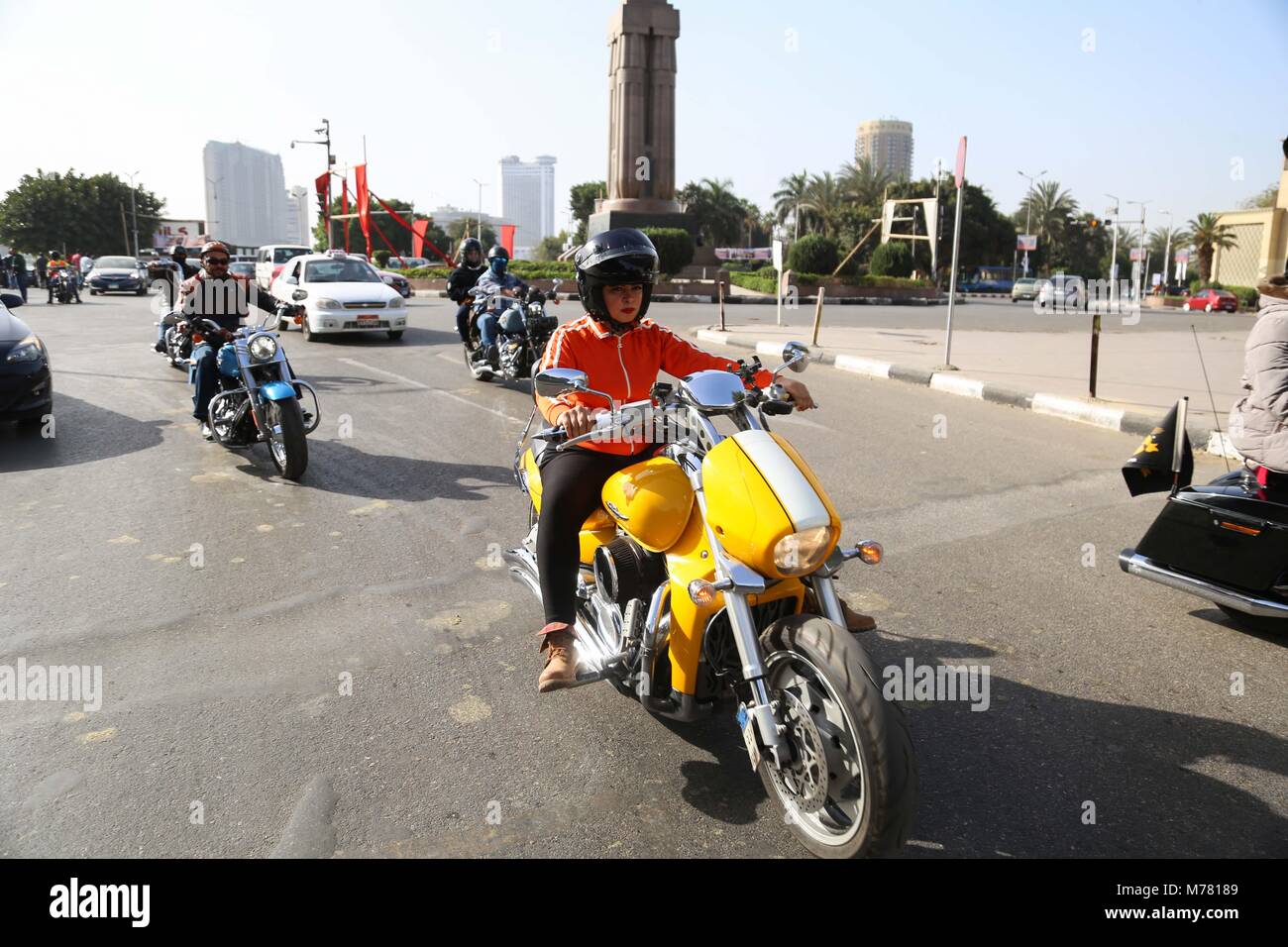 Kairo, Ägypten. 09 Mär, 2018. Biker Shaimaa El-Malt reitet ihr Motorrad während der Frauen Motorrad Rallye, einen Tag nach dem internationalen Tag der 2018 Frauen, die in Kairo, Ägypten, 09. März 2018. Credit: eslam Gomaa/dpa/Alamy leben Nachrichten Stockfoto