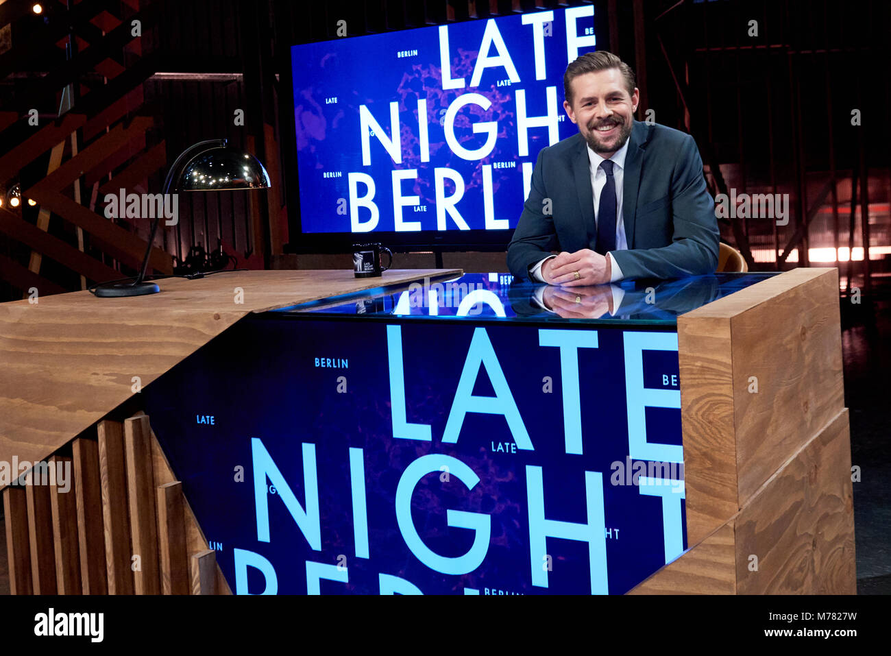 08 März 2018, Deutschland, Potsdam: Klaas Heufer-Umlauf sitzt im Studio von  seiner neuen Late-Night-Show "Late Night Berlin". Ab 13. März,  Fernsehsender ProSieben wird das Programm einmal in der Woche um 11:00 Uhr