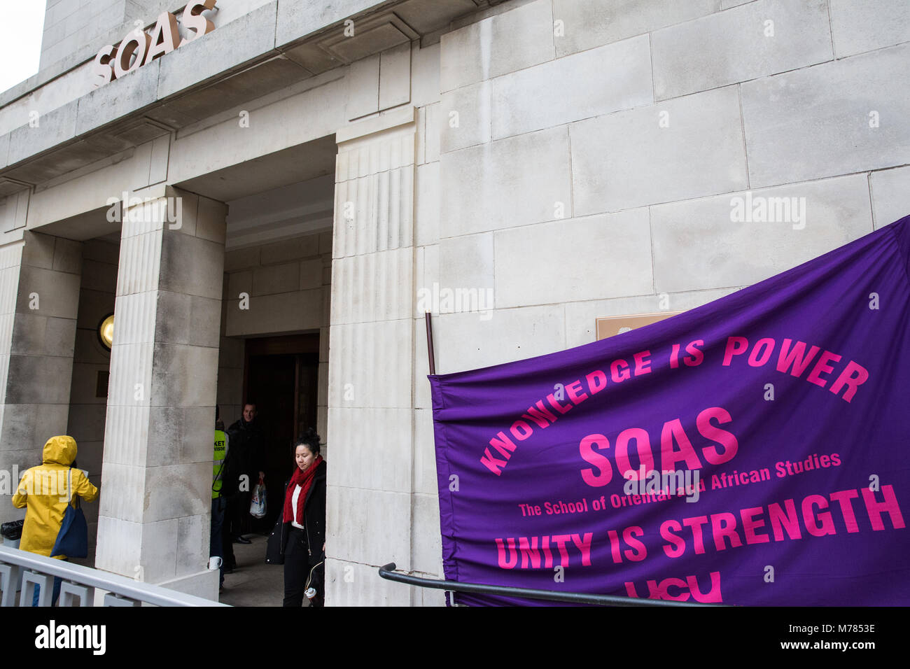 London, Großbritannien. 8. März, 2018. UCU-Mitglieder stehen an einem Streikposten außerhalb der Schule für Orientalische und Afrikanische Studien (Soas). Viele UCU Hochschul- Mitglieder sind markante über Änderungen an ihren USS Rentenversicherung und einige UCU Weiterbildung Mitglieder sind markante für faire Bezahlung. Credit: Mark Kerrison/Alamy leben Nachrichten Stockfoto