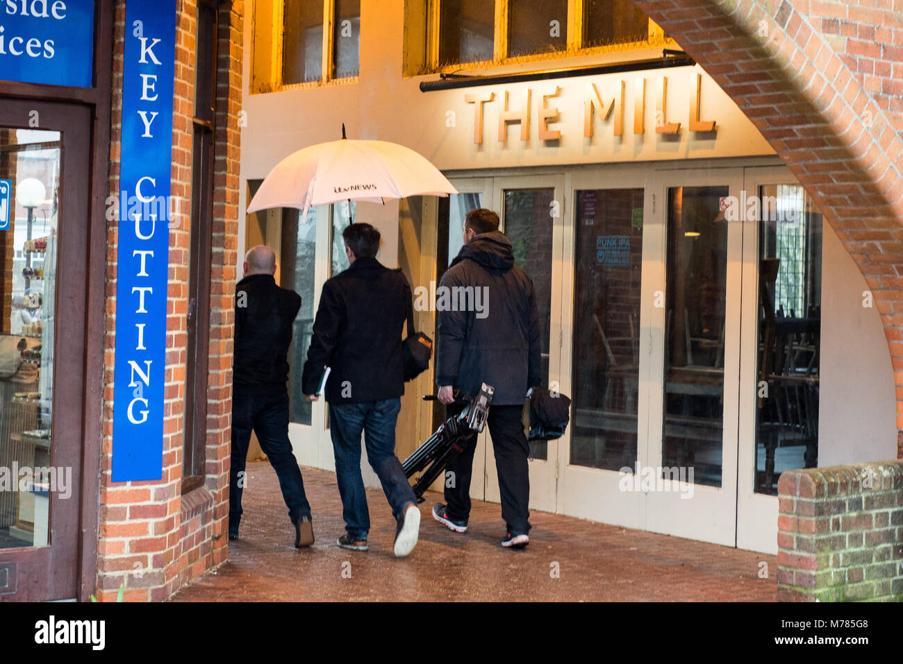 Salisbury, Wiltshire, Großbritannien, 9.. März 2018. The Mill Pub in der Gegend um den Schauplatz eines Nervengasangriffs auf den ehemaligen russischen Spion Sergei Skripal und seine Tochter. Die Aufmerksamkeit der Medien ist hoch, und alle wichtigen Nachrichtensender sind anwesend. Der Pub bleibt geschlossen. Stockfoto