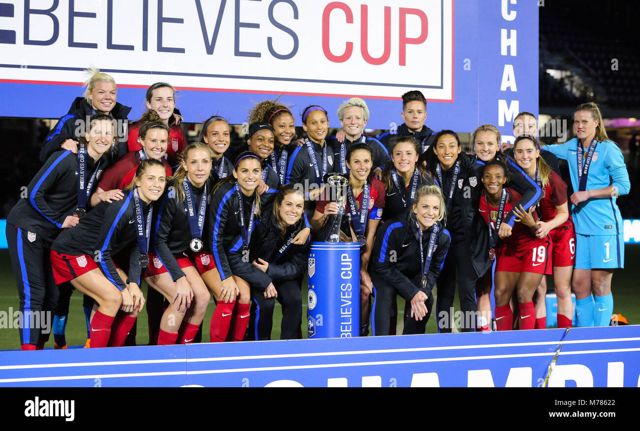 Orlando, Florida, USA. 7 Mär, 2018. Der USA Frauen Fussballnationalmannschaft posieren mit ihren 2018 SheBelieves Cup Trophäe nach dem Sieg über 1-0 des englischen Frauen Nationalmannschaft im abschließenden Spiel am Orlando City Stadium in Orlando, Florida. Credit: Mario Houben/ZUMA Draht/Alamy leben Nachrichten Stockfoto