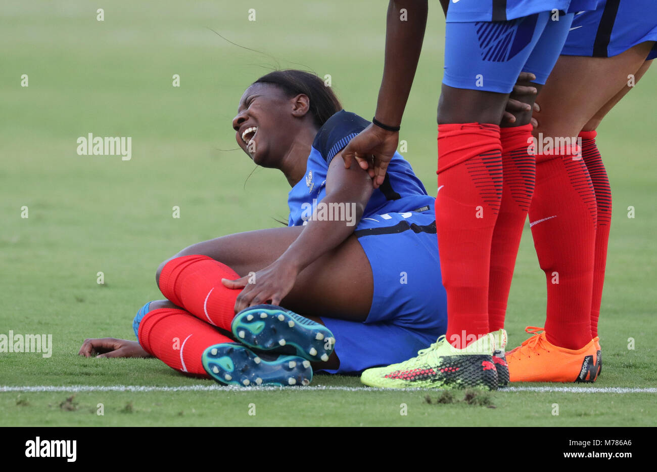 Orlando, Florida, USA. 7 Mär, 2018. Frankreich defender AÃ¯ssatou Tounkara (2) reagiert auf Schmerz, nachdem er einen schweren Verletzungen während der ersten Hälfte der SheBelieves Cup Frauen Match zwischen nationalen Team die deutschen Frauen und die französischen Frauen Nationalmannschaft am Orlando City Stadium in Orlando, Florida. Credit: Mario Houben/ZUMA Draht/Alamy leben Nachrichten Stockfoto