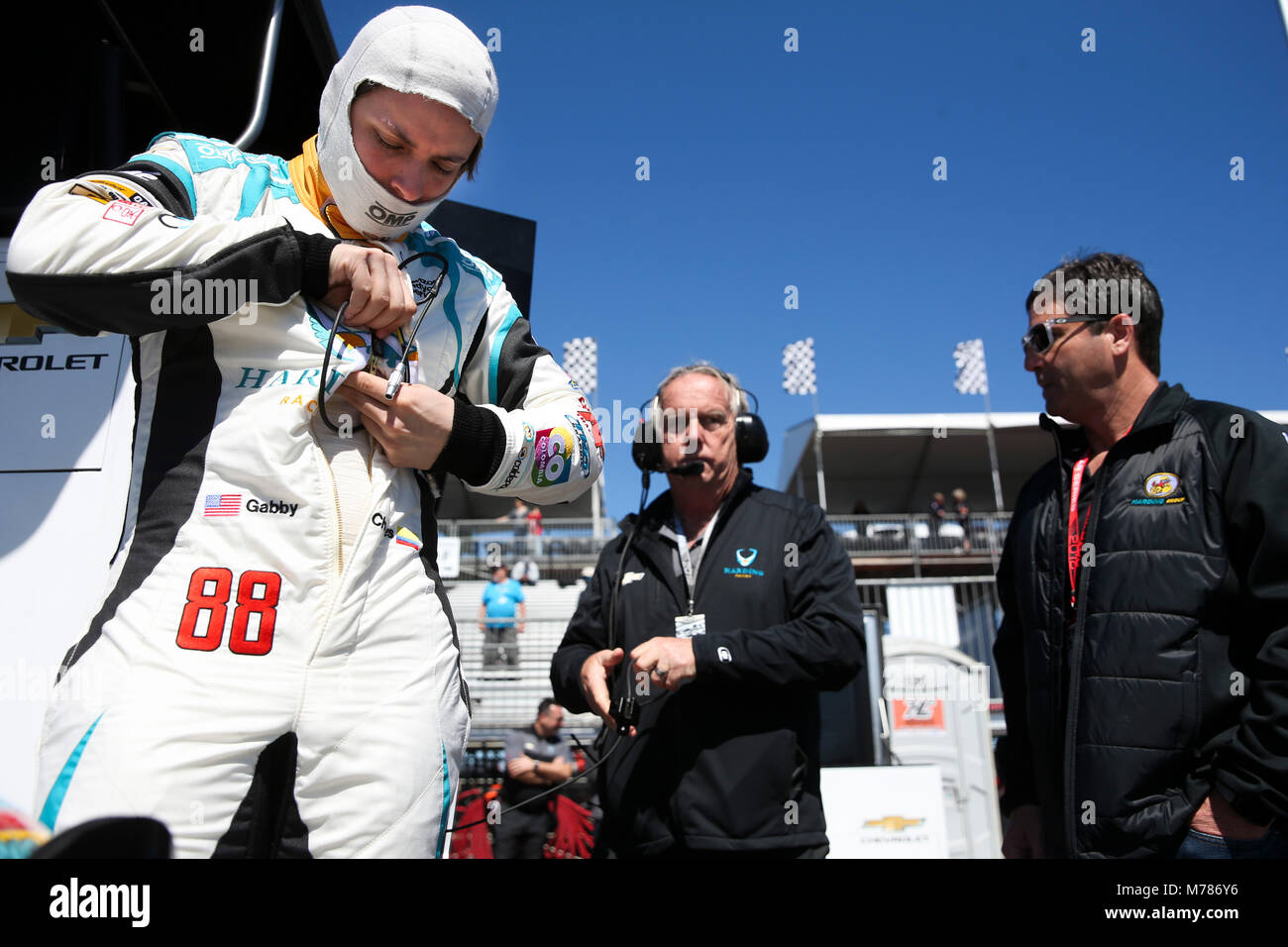 St. Petersburg, Florida, USA. 9 Mär, 2018. DIRK SHADD | Zeiten. IndyCar Treiber Gabby Chaves Anzüge entlang Seite Antrieb Trainer Al Unser jr. und Harding Racing Team Inhaber Mike Harding für die erste IndyCar Praxis am ersten Tag des Firestone Grand Prix St. Petersburg Freitag Morgen (03.09.18) Gutschrift: Dirk Shadd/Tampa Bay Zeiten/ZUMA Draht/Alamy leben Nachrichten Stockfoto