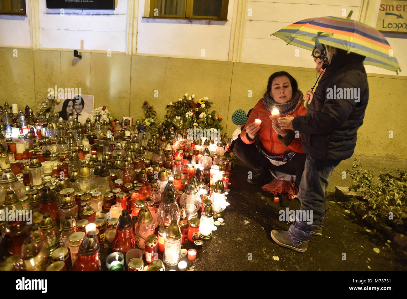 Bratislava, Slowakei. 09 Mär, 2018. Licht Tribute in Erinnerung an ermordete Journalist Jan Kuciak und seine Freundin Martina Kusnirova während der Demonstration für eine unabhängige und gründliche Untersuchung des Mordes an slowakischen Journalist Jan Kuciak und seine Verlobte und für den Aufbau von neuen vertrauenswürdigen Regierung in Bratislava, Slowakei, 9. März 2018 gestellt. Credit: Vaclav Salek/CTK Photo/Alamy leben Nachrichten Stockfoto