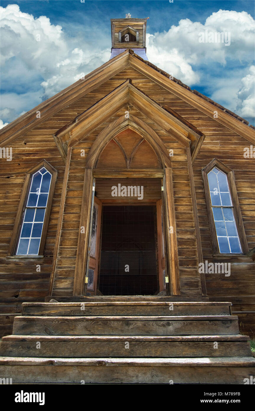 Das Äußere eines verlassenen Methodistische Kirche in Geisterstadt Bodie, in Bodie State Historic Park, CA USA Stockfoto