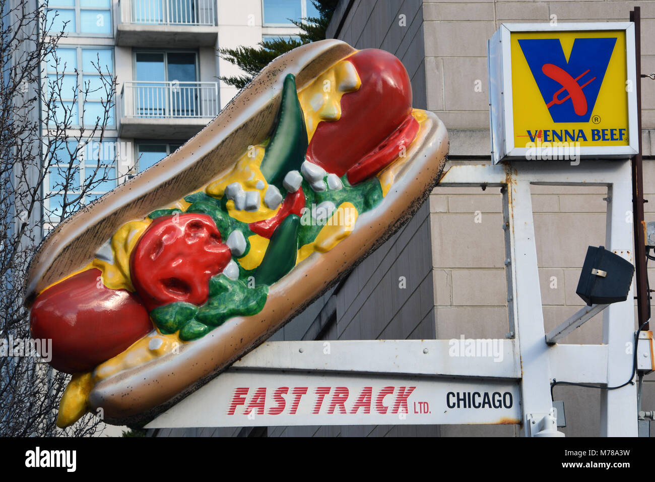 Zeichen für die Ikonischen' Chicago Stil "Hot Dog bei Fast Track im Schatten der L-Zug am See Straße westlich der Innenstadt von Chicago. Stockfoto