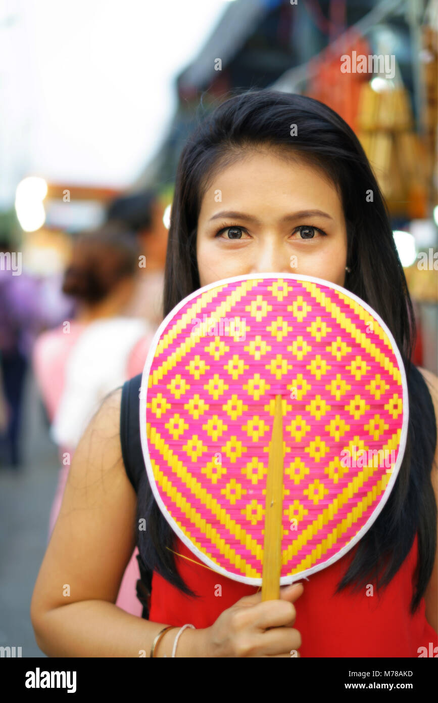 Portrait Frauen Thailand lange Haare lächeln Auge fühlen sich glücklich Stockfoto