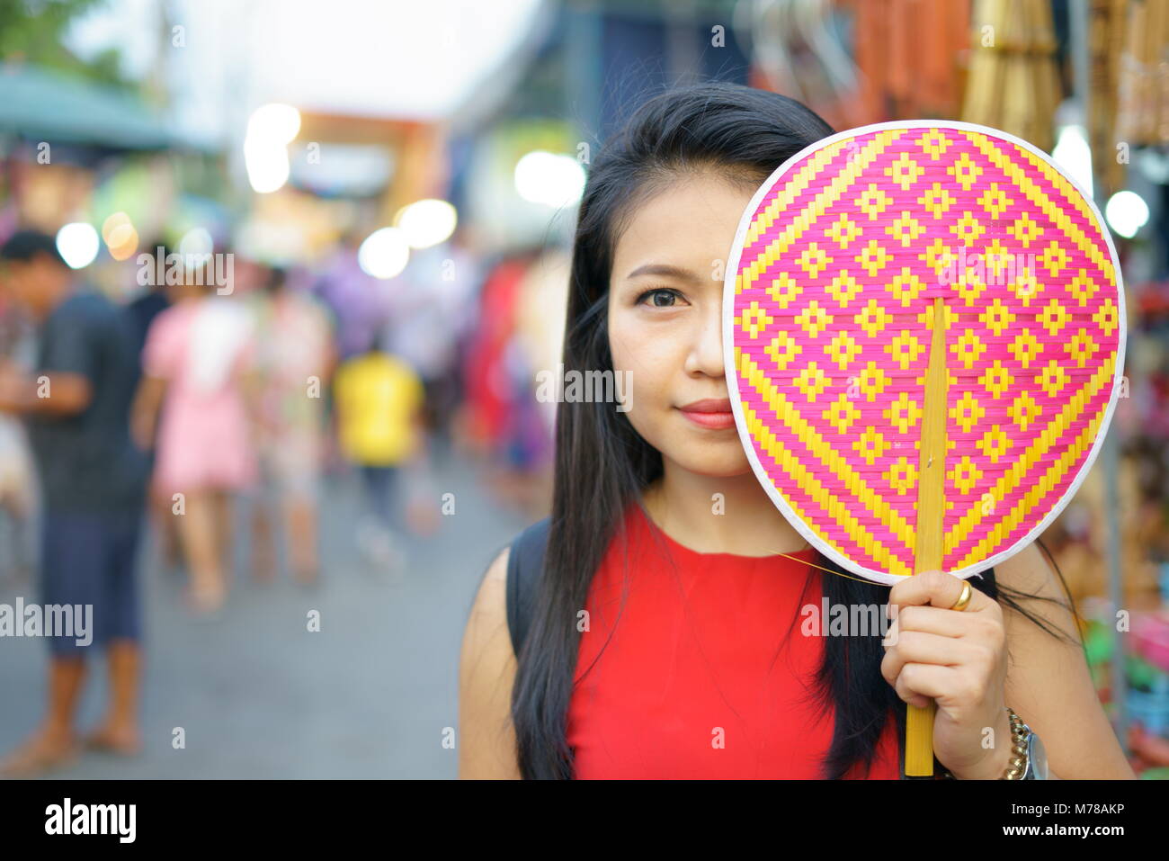 Portrait Frauen Thailand lange Haare lächeln Auge fühlen sich glücklich Stockfoto