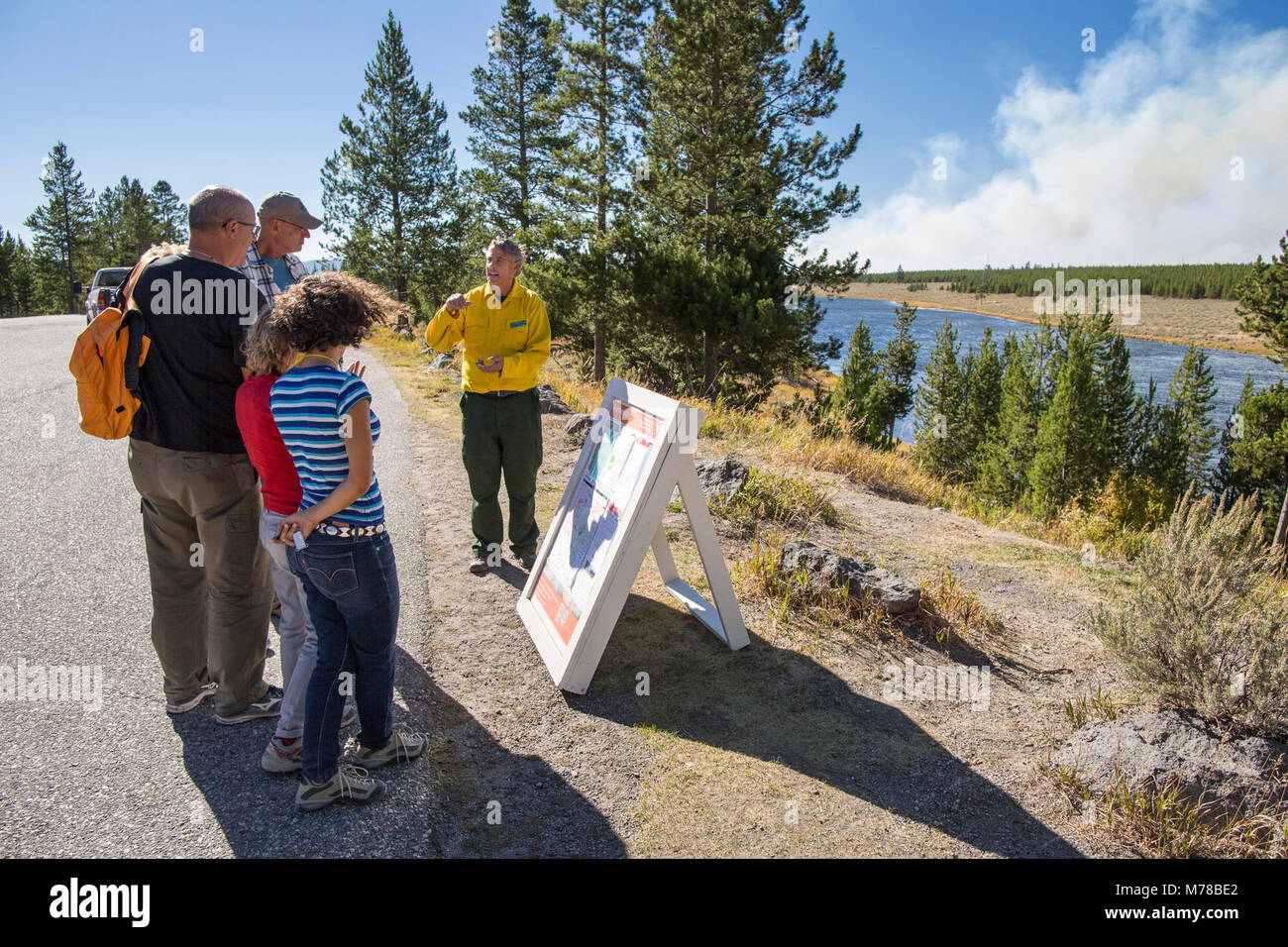 Ahorn Feuer, 10. September 2016. Mit der Ahorn Feuer im Hintergrund, Public Information Officer Robert MacGregor beantwortet Fragen über die Rolle der wildfire in Yellowstone. Stockfoto