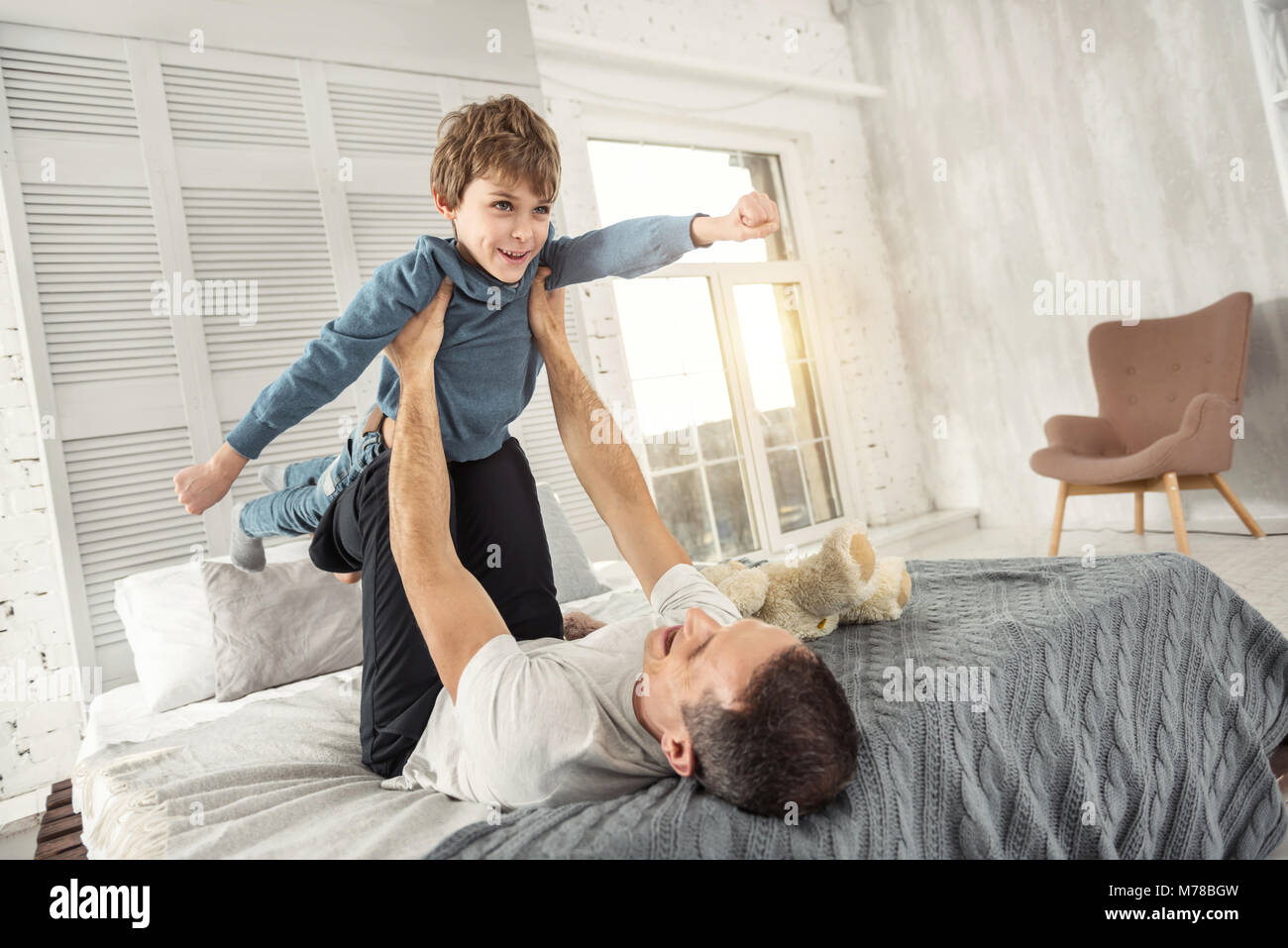 Lächelnd Sohn und Papa gemeinsam spielen Stockfoto
