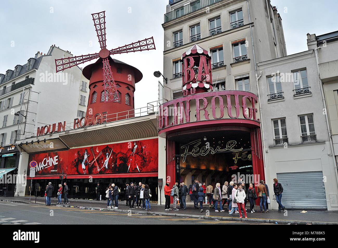 PARIS - 05/05/2016: Das Moulin Rouge in Paris, Frankreich. Moulin Rouge ist ein berühmtes Kabarett 1889, Position im Pariser Rotlichtviertel von Pi Stockfoto