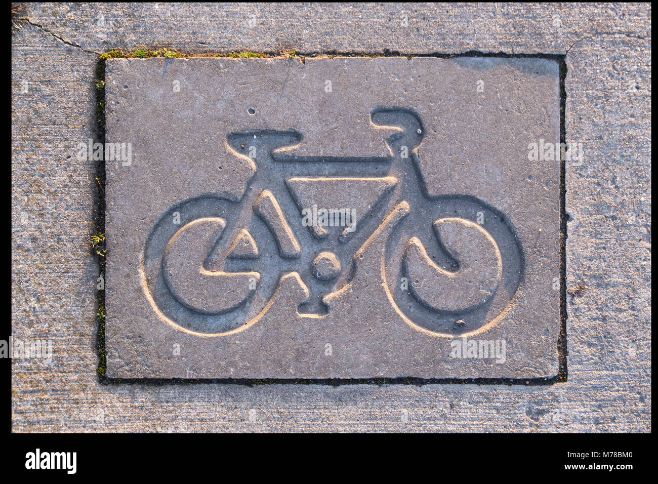 Fahrrad lane Zeichen in Beton gegossen Stockfoto