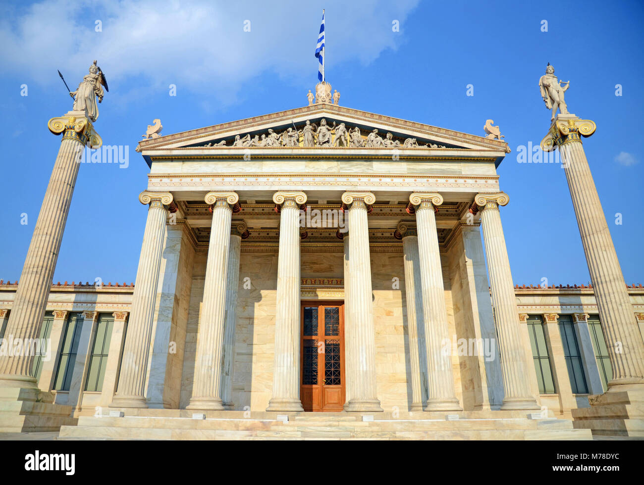 Akadimia, Athen/Griechenland - 27. Februar 2011: Frontale Ansicht der Akademie von Athen, Griechenland Stockfoto