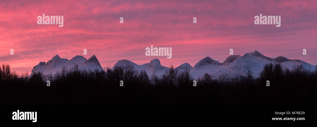 Panoramablick auf die Bergkette Børvasstindene Schuß bei Sonnenaufgang im Winter. Stockfoto